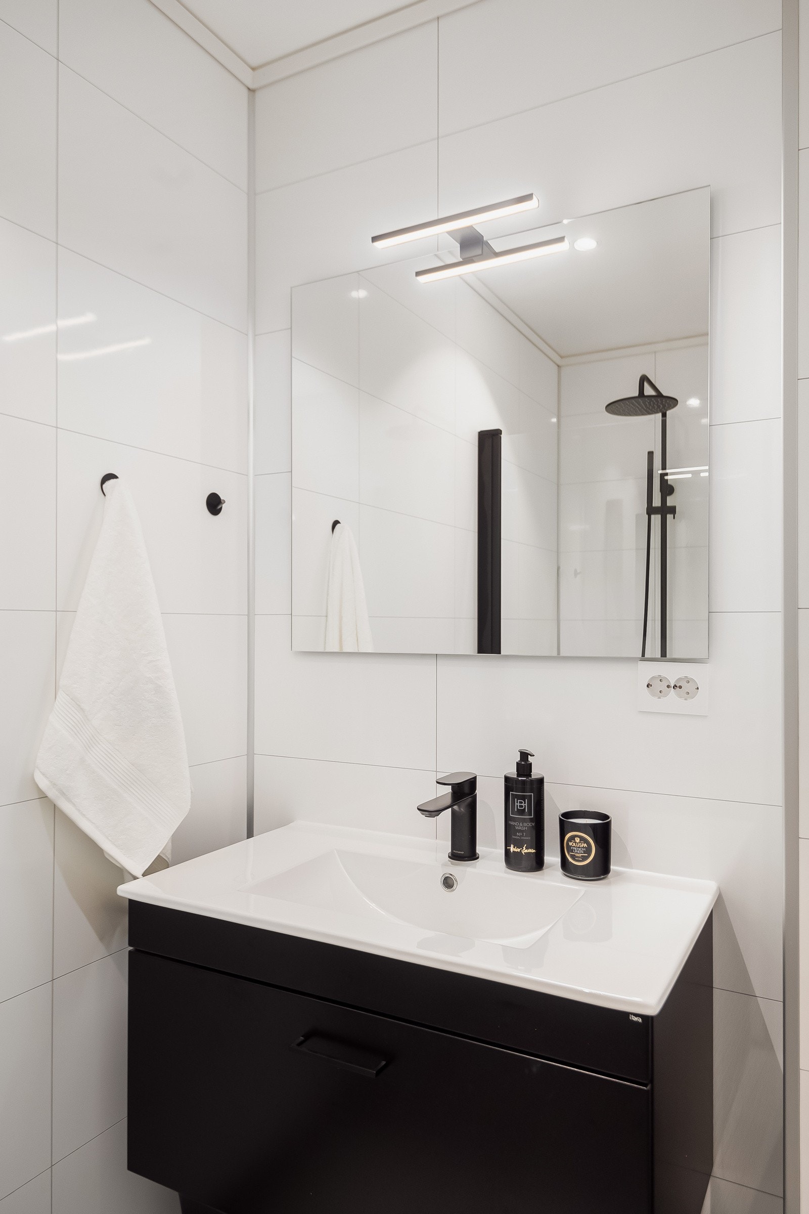 Armaturene er i dempet sort fra Viking bad, dette er gjennomgående i hele boligen for en helhetlig utførelse. Galleribilde