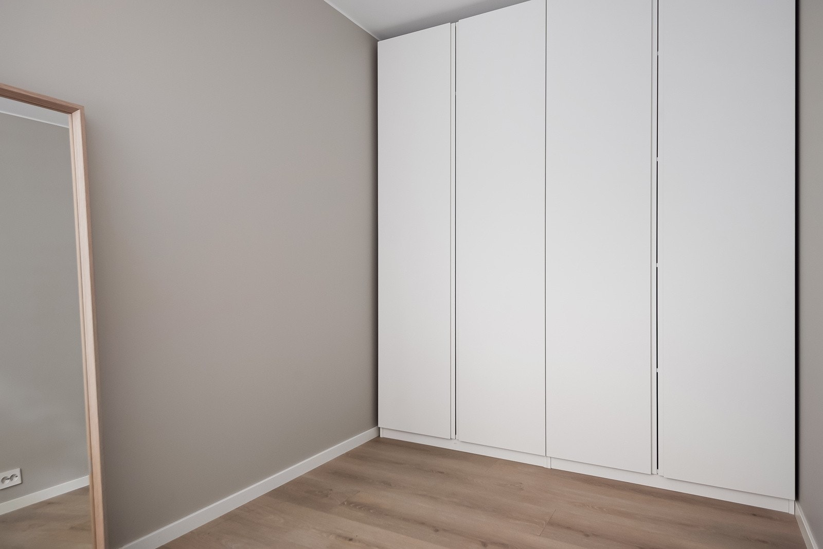 Her er det en romslig garderobe fra IKEA PAX. Galleribilde