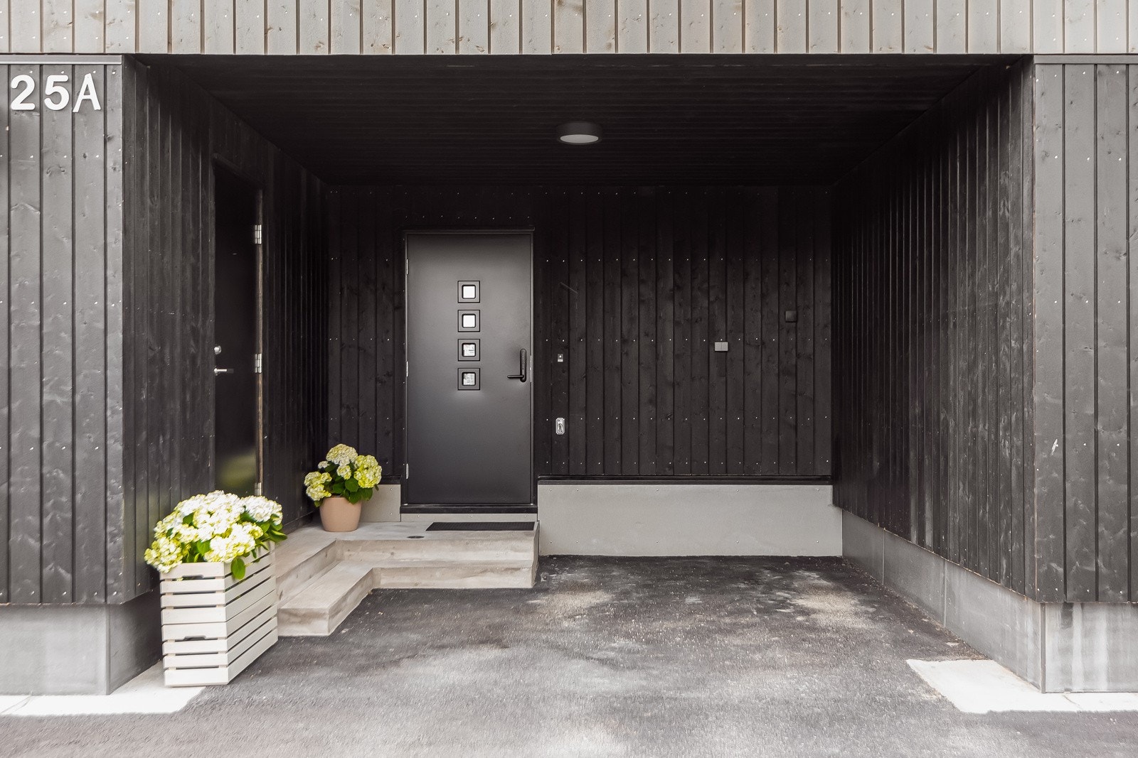 Carport og praktisk sportsbod rett ved inngang. Galleribilde