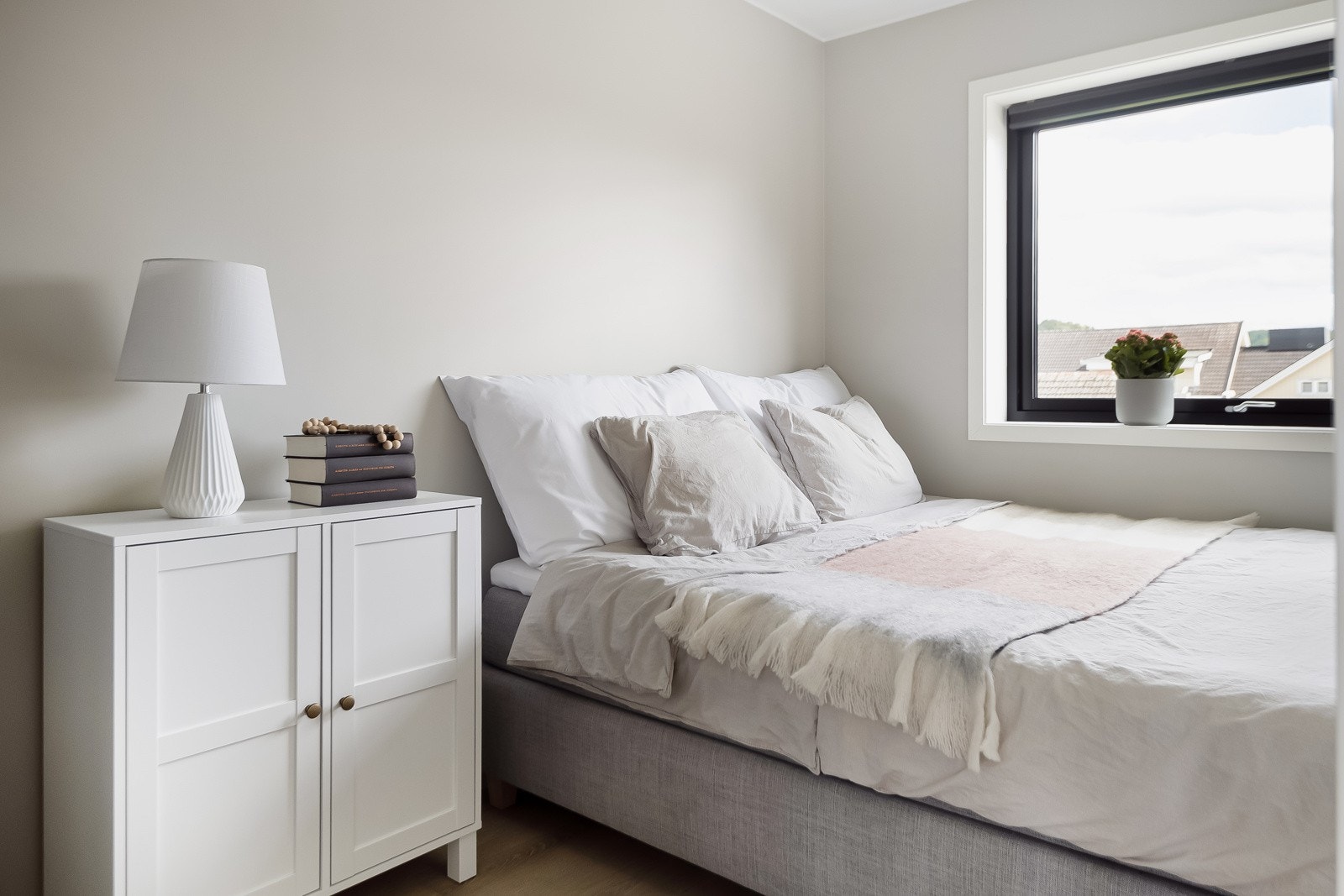 3.etasje har 2 soverom på hhv. 10 og 6,7 kvm. Hovedsoverommet er av god størrelse og har samme farge- og materialvalg som ellers i boligen. Galleribilde