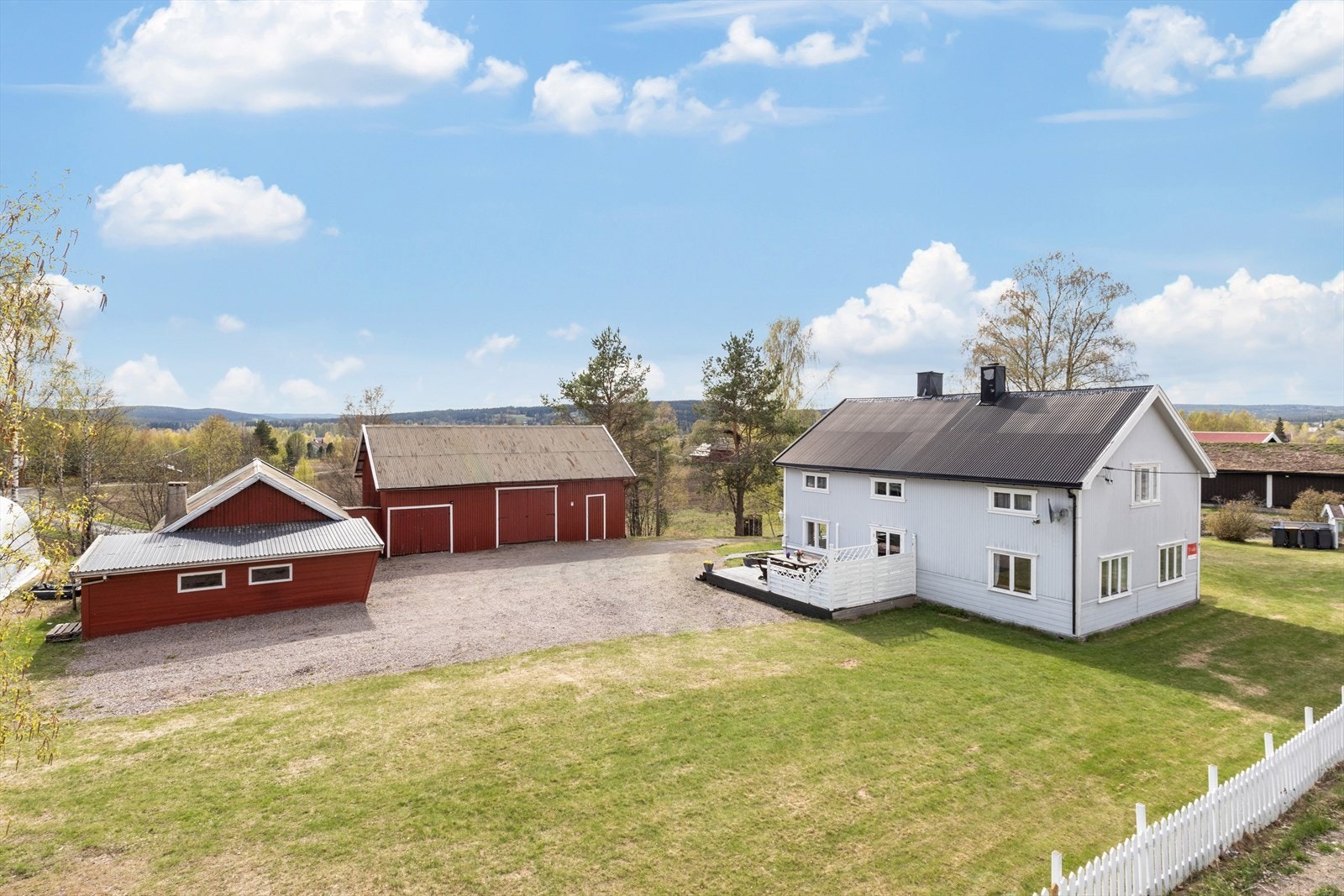 En stor eiendom som består av et opparbeidet og koselig tun på 2 mål med bebyggelse. I tillegg er det 2,5 mål fulldyrket jord og 1,7 mål med produktiv skog. Galleribilde