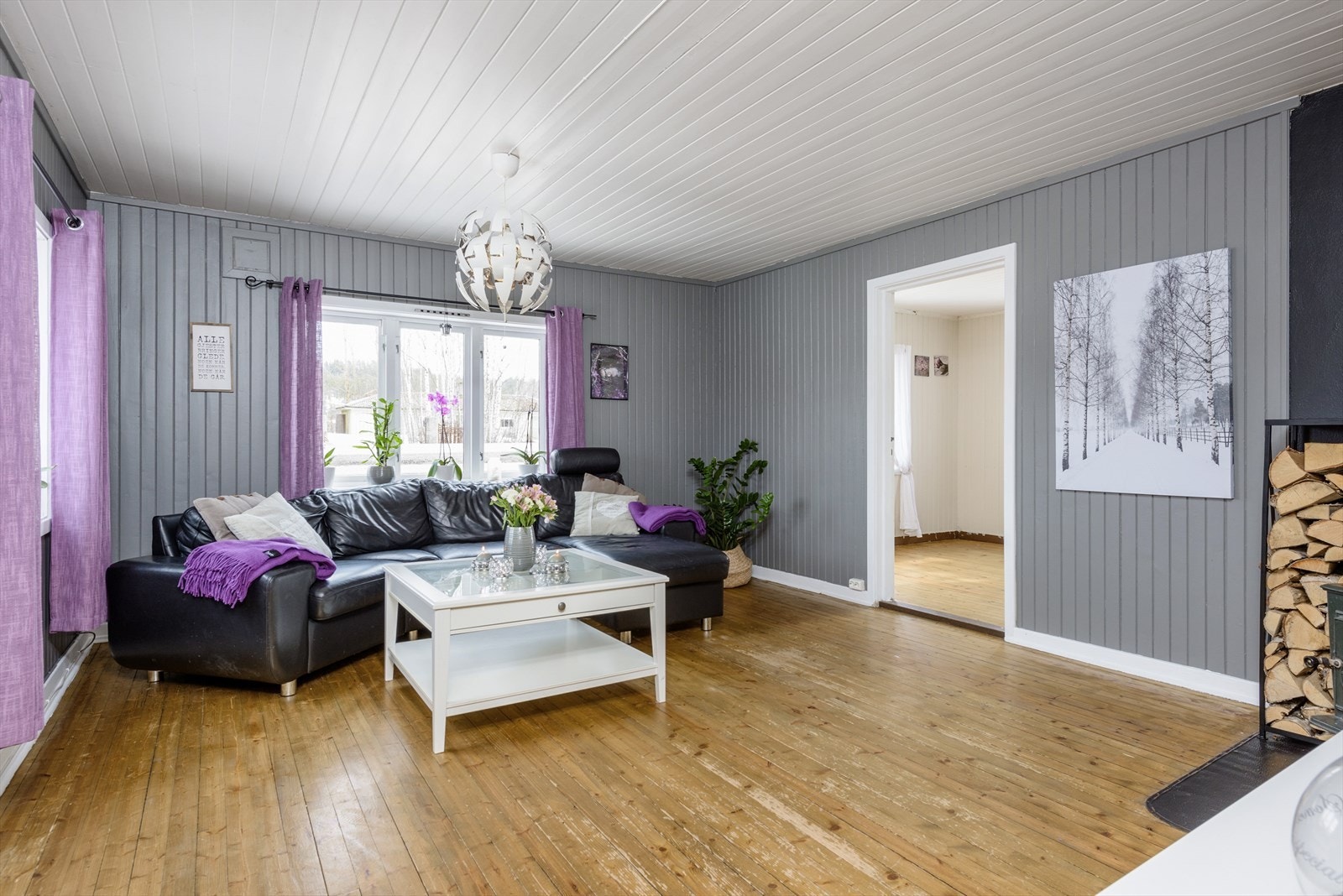 Også denne stuen har store vindusflater mot to ulike himmelretninger som slipper inn fint lys. Vinduene har brede vinduskarmer for planter og dekor. Stuen har nytt laminat på gulv. Galleribilde