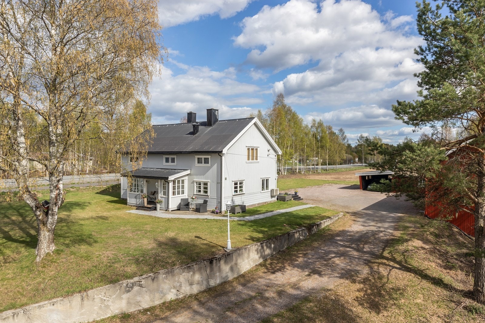 Tunet er bebygd med en hyggelig enebolig over to plan, et bryggerhus og et uthus fra 1876, samt en stor låve fra ca. 1950 med både garasje og carport. Galleribilde