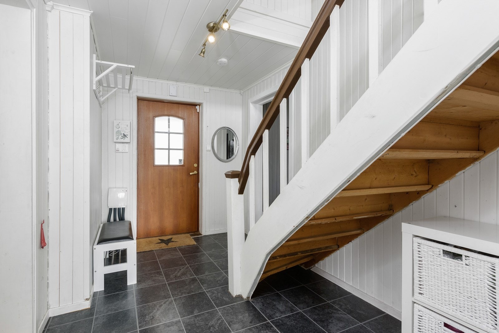 Når du entrer boligen kommer du inn i en lys og praktisk entré med plass til sko og oppheng av yttertøy. Galleribilde