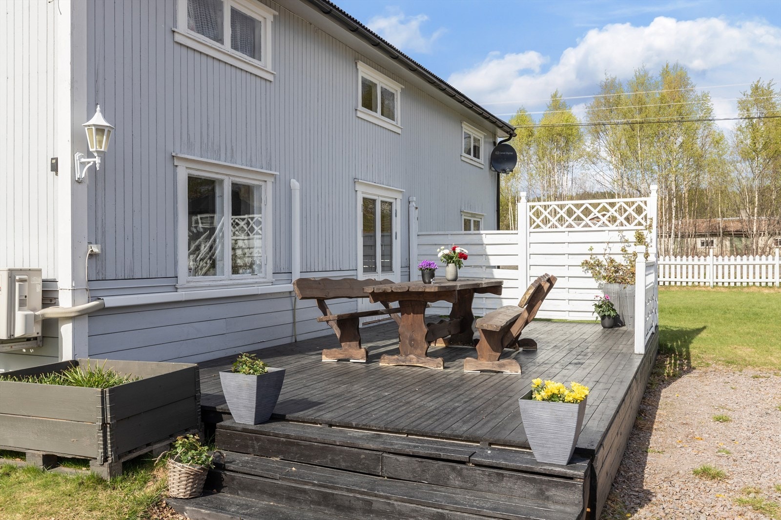 Fra stuen har du doble dører ut til en herlig sydøstvendt terrasse på ca. 25m². Terrassen har terrassebord som ble beiset i 2019 og levegger som gjør terrassen lun og privat. Galleribilde
