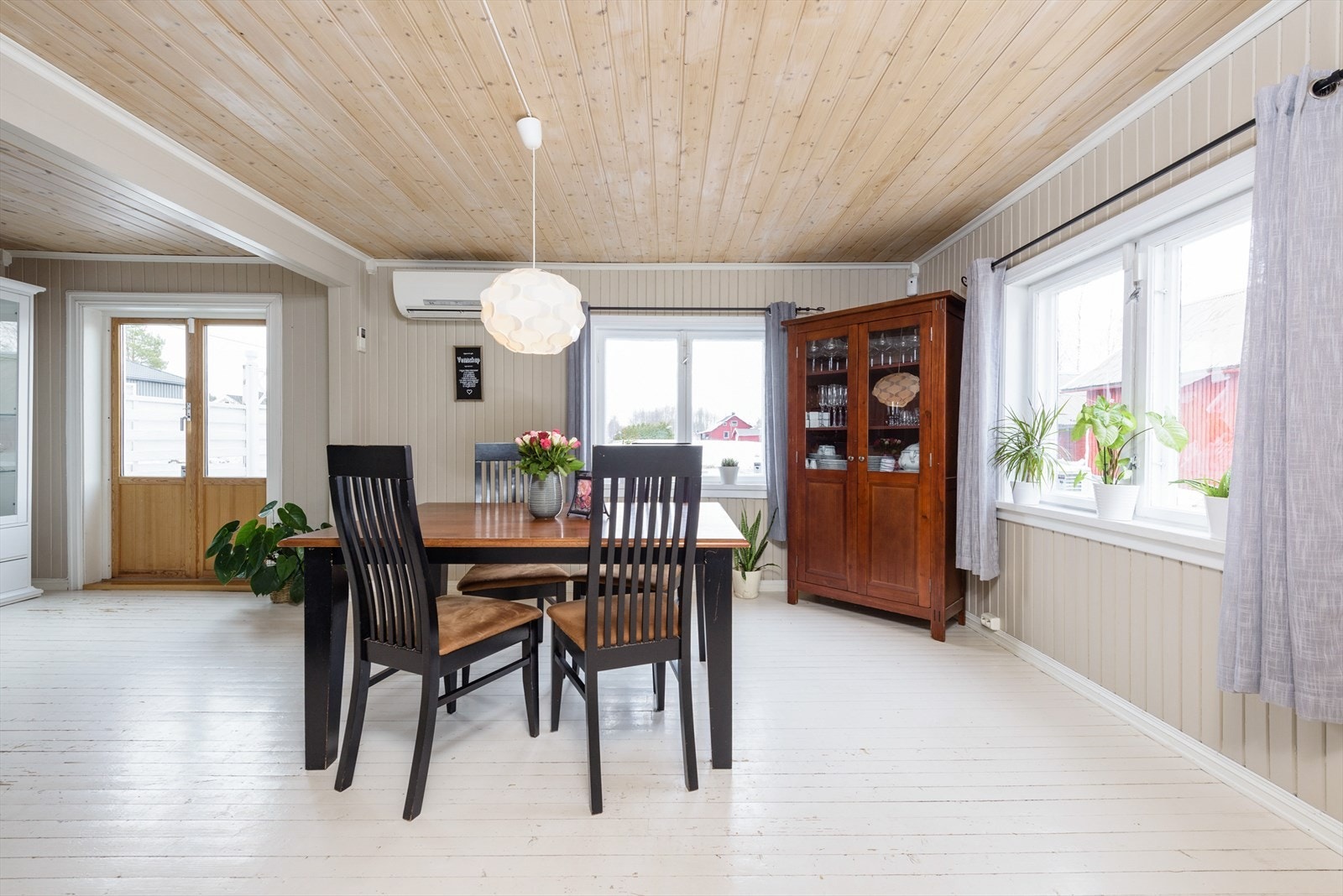 Stuen har flere store vindusflater som sørger for rikelig med naturlig lys og bidrar til en god romfølelse. Stuen har nytt laminat på gulv. Galleribilde