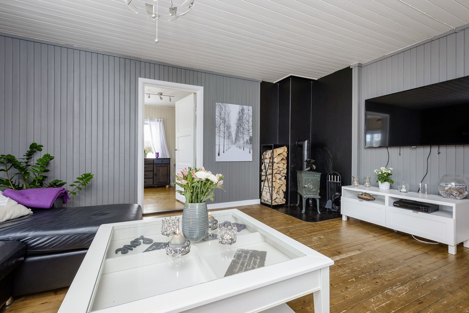 I stuen er det god plass til stor sofagruppe med salongbord, tv-benk og annet ønskelig møblement. Stuen har nytt laminat på gulv. Galleribilde