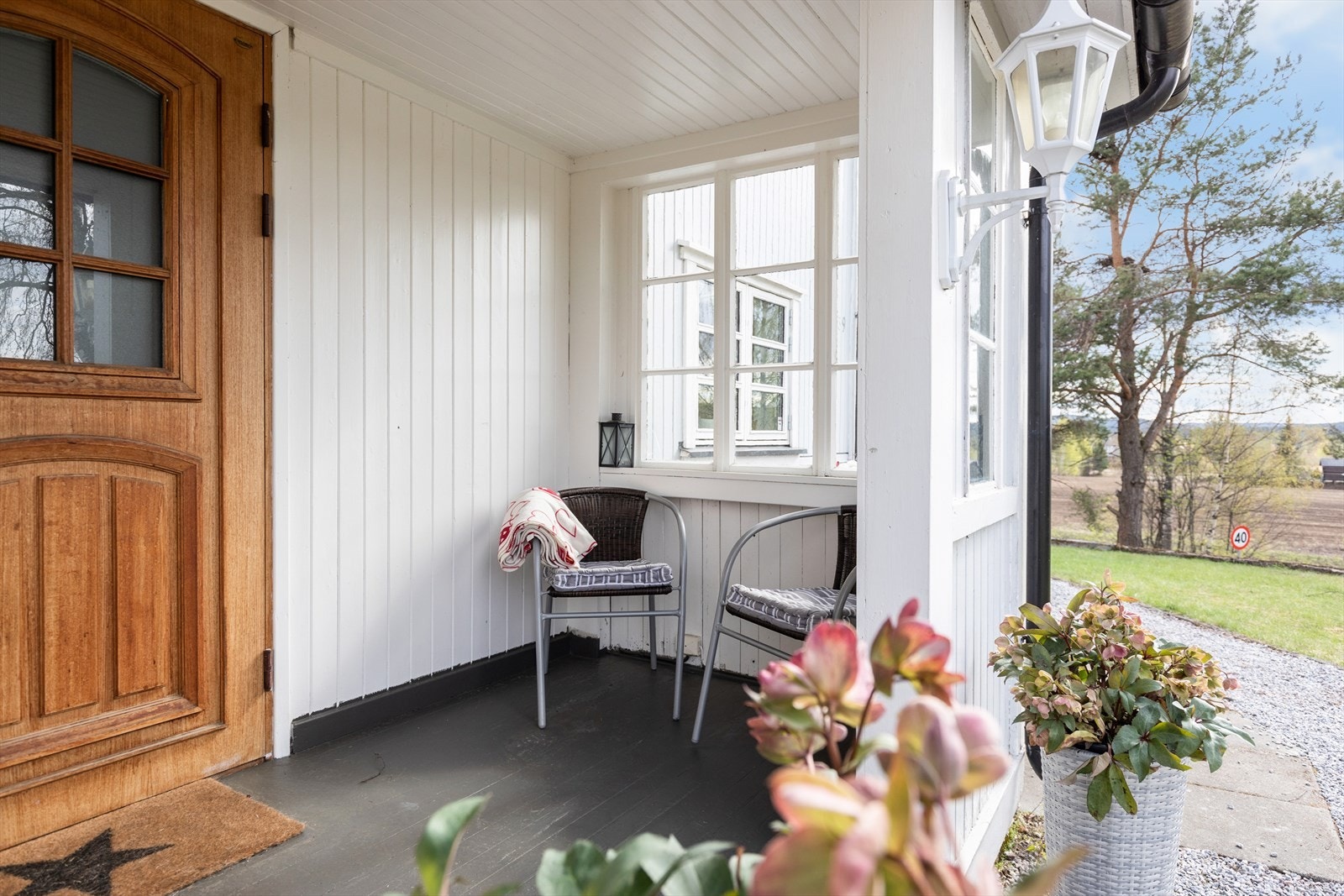 Terrassen har malte tregulv og panel på veggene med flotte klassiske vindusflater. Galleribilde
