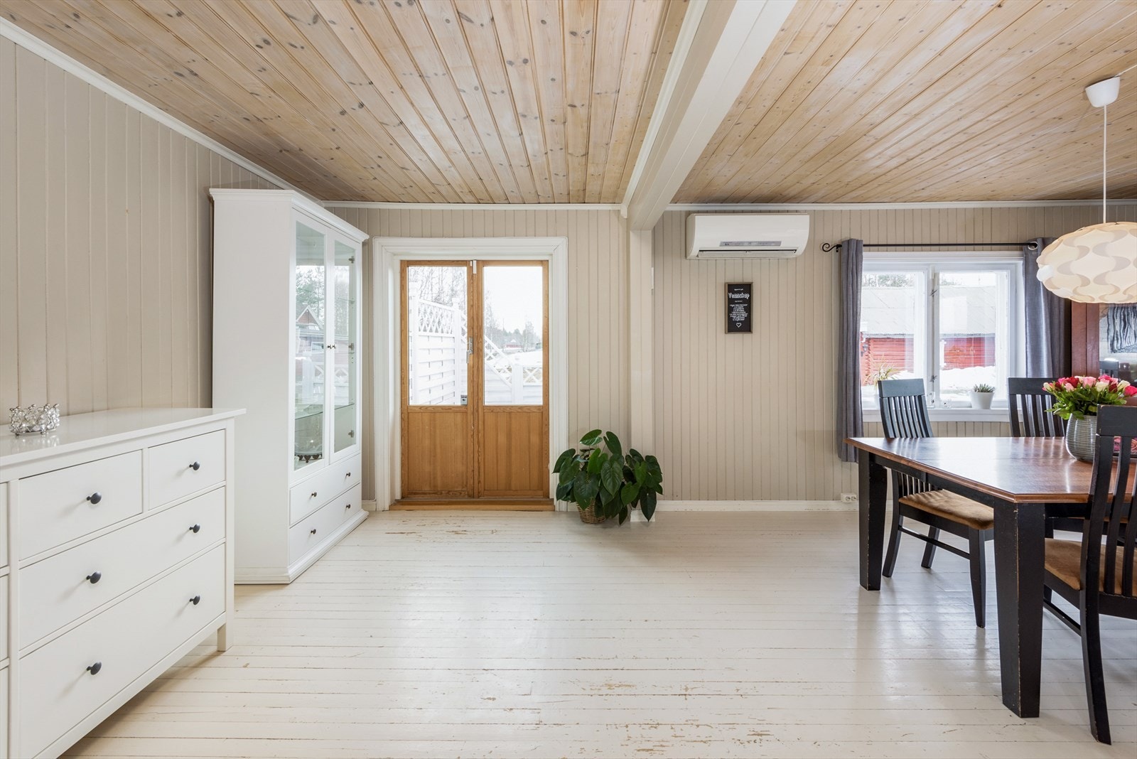 Den ene stuen er i dag innredet som en stor og hyggelig spisestue. Stuen har nytt laminat på gulv (ikke tregulv som på bildene) og trepanel på veggene malt i en lys og fin farge. Galleribilde