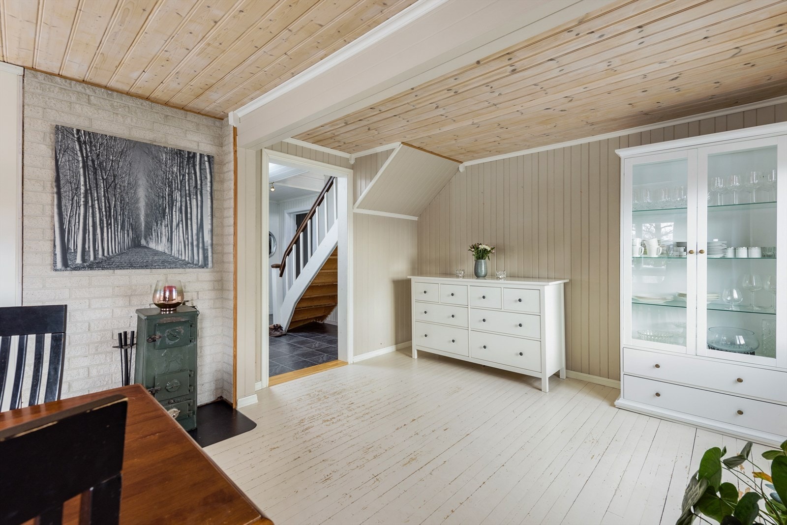 Entréen fungerer som et knutepunkt med adkomst til alle oppholdsrommene. Boligen har to store stuer hvor den ene ligger i en fin delvis åpen løsning med kjøkkenet. Stuen har nytt laminat på gulv. Galleribilde