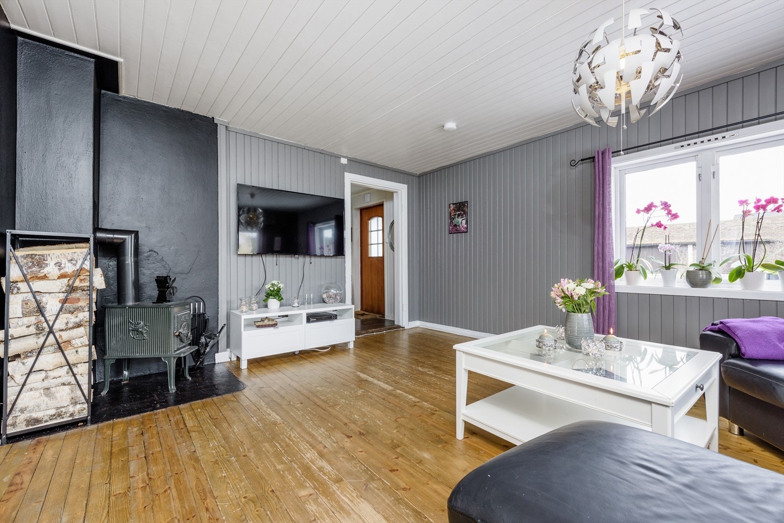 Den andre stuen er også av god størrelse. En koselig stue med nytt laminat på gulv (ikke tregulv som på bildene), malt panel på veggene og en sjarmerende eldre vedovn. Galleribilde