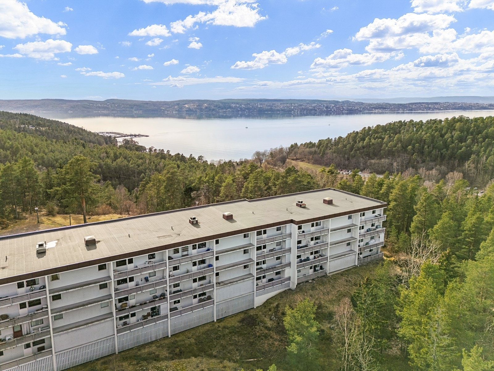 Natur på alle kanter og sjøen i front. Kort vei ned til badeplasser. Galleribilde