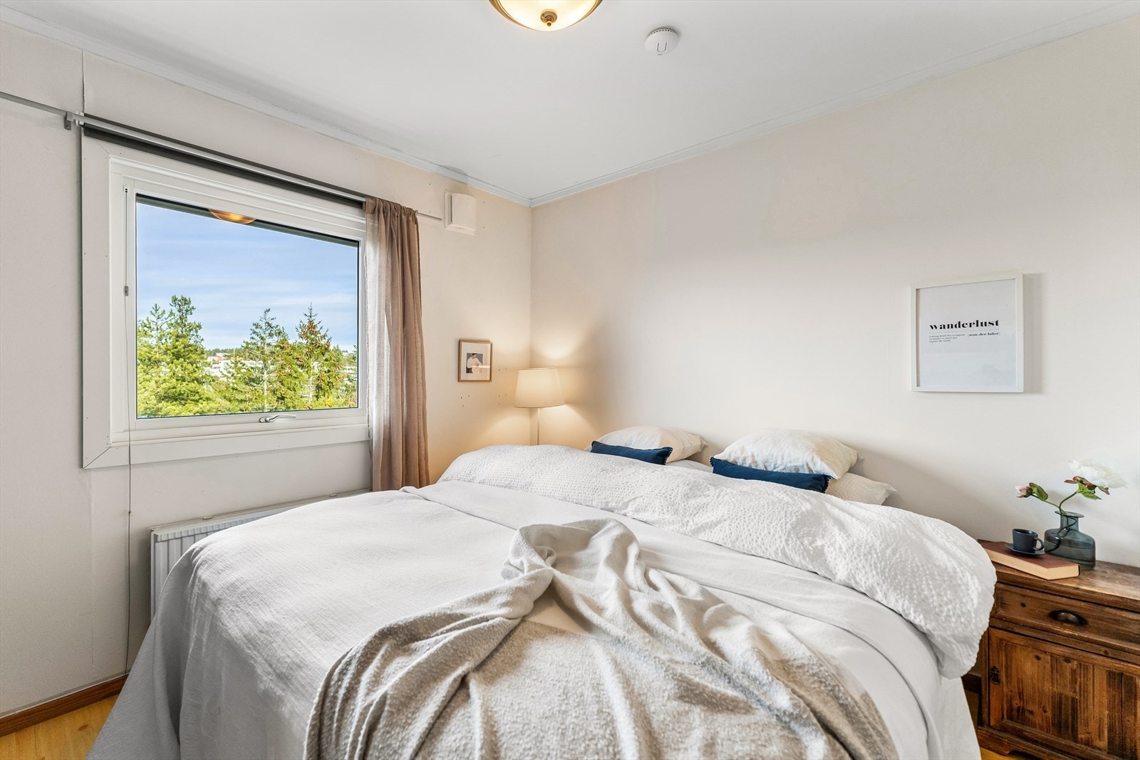 Lyst og trivelig hovedsoverom med morgen sol og uten innsyn. Galleribilde