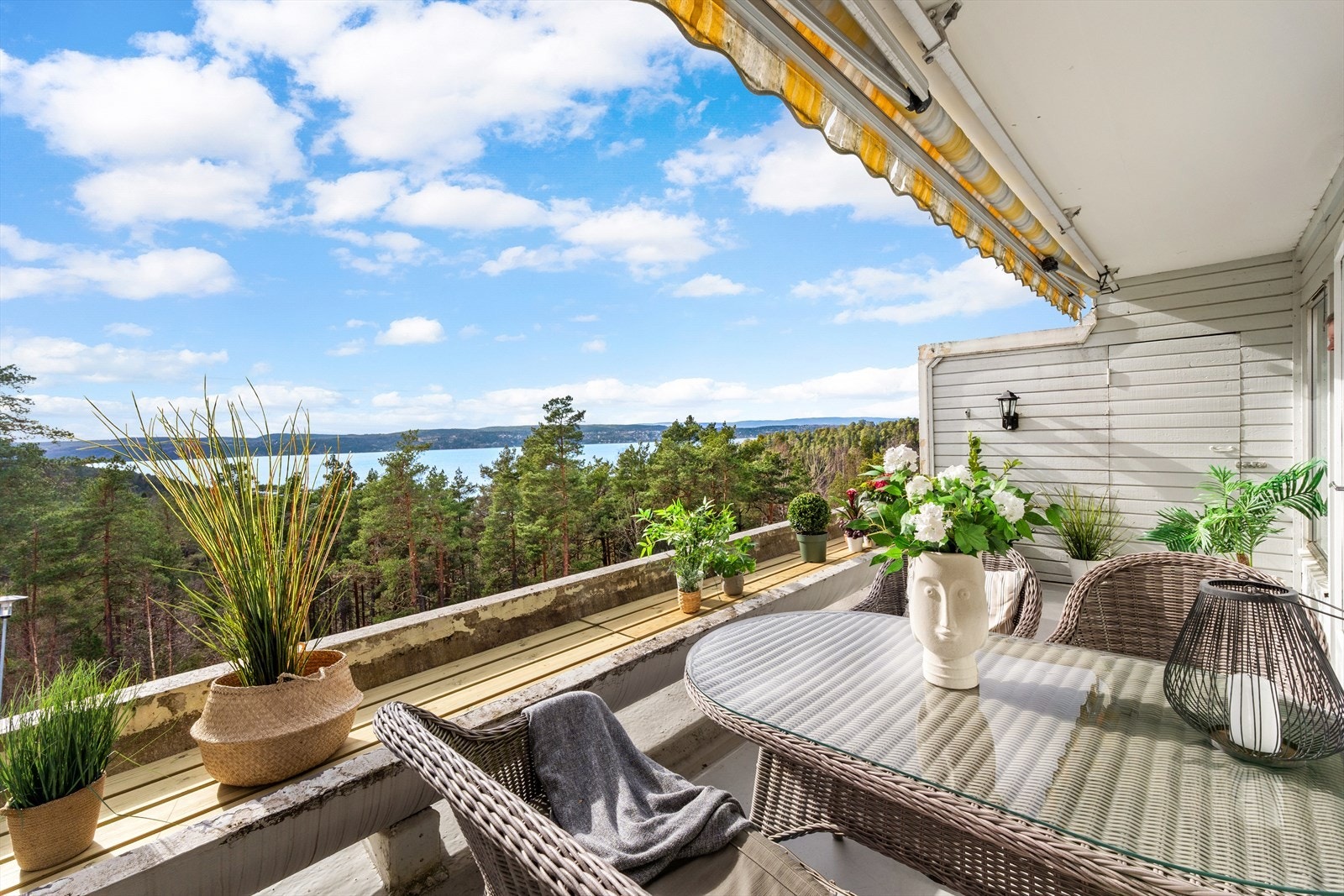Fantastisk beliggenhet med stor terrasse mot fjorden. Galleribilde