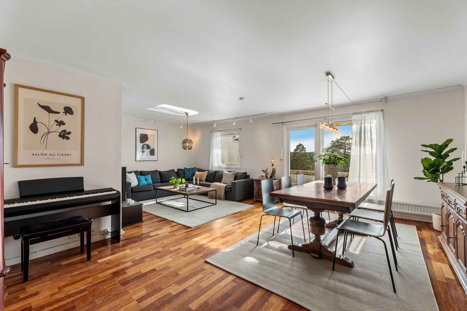 Stuen er er stor og romslig med plass for flere møbelgrupper. Galleribilde
