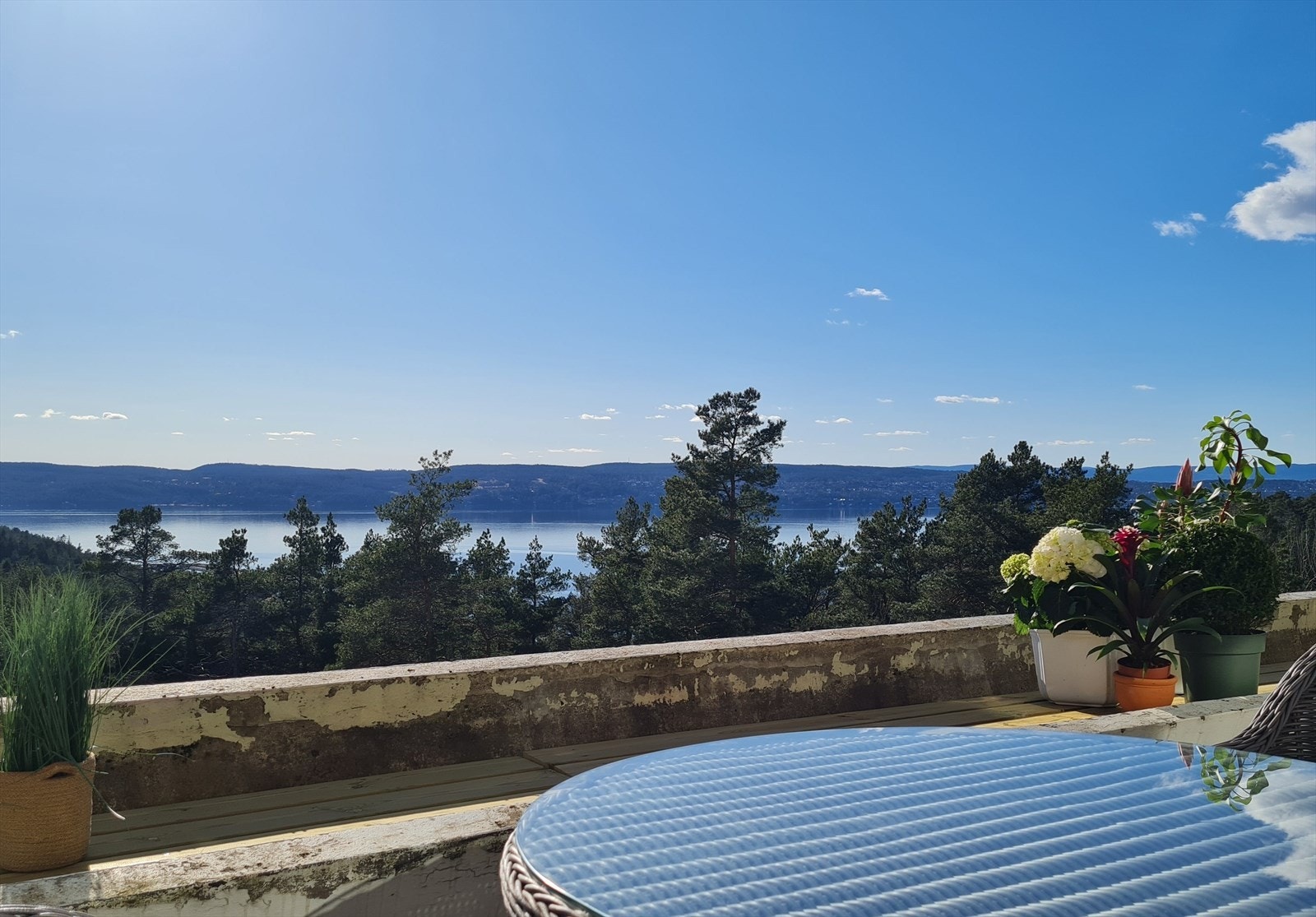 Terrassen har sol helt fra formiddag til sen kveld når den går ned bak Nesoddandet. Galleribilde