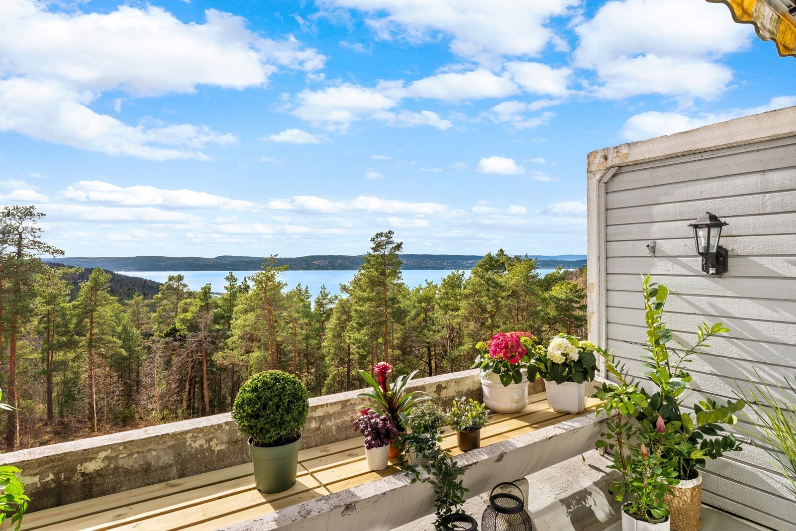 Terrassen har store balkongkasser som kan fylles med jord og beplantes. Galleribilde