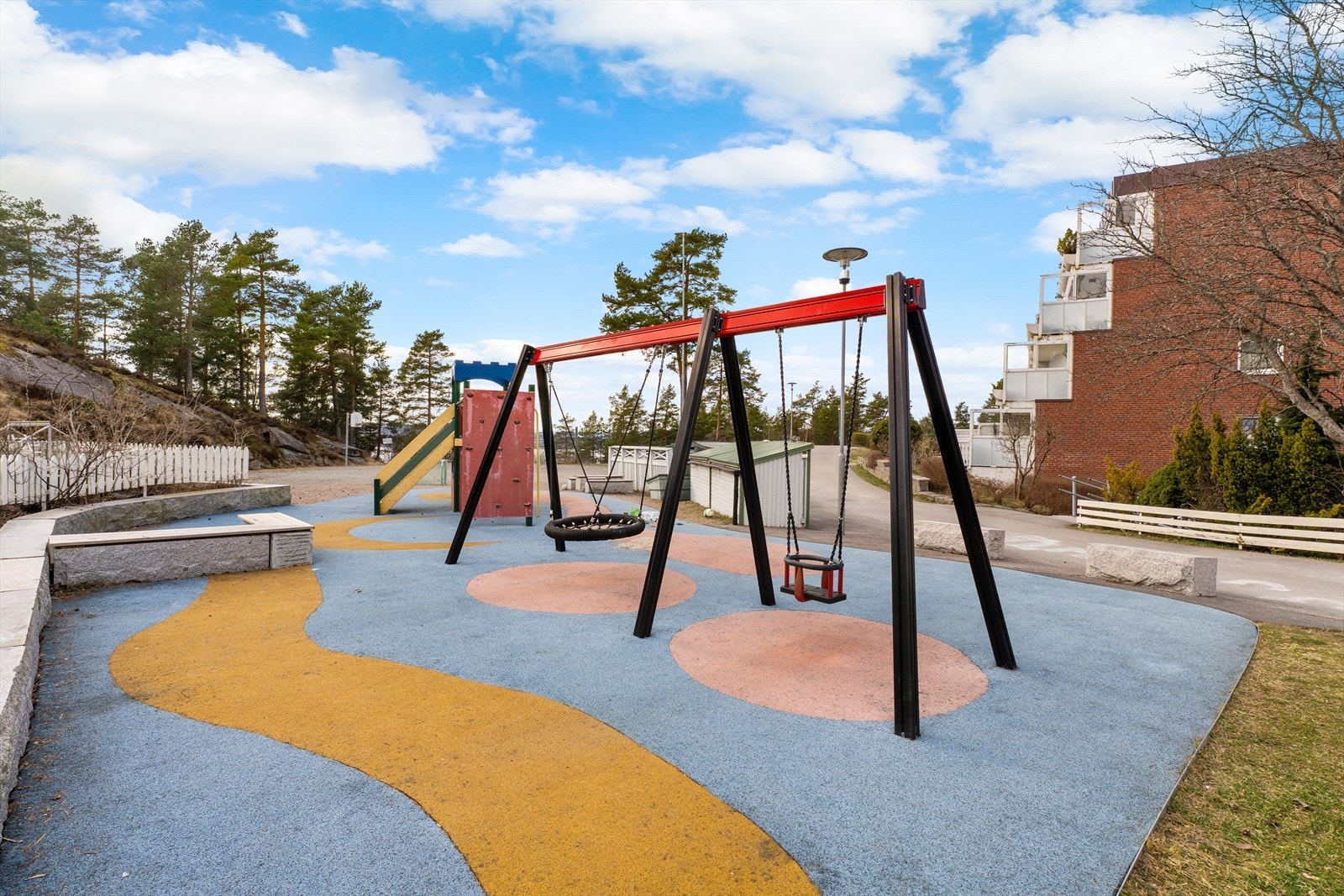 Det er flere lekeplasser inne på feltet. Galleribilde