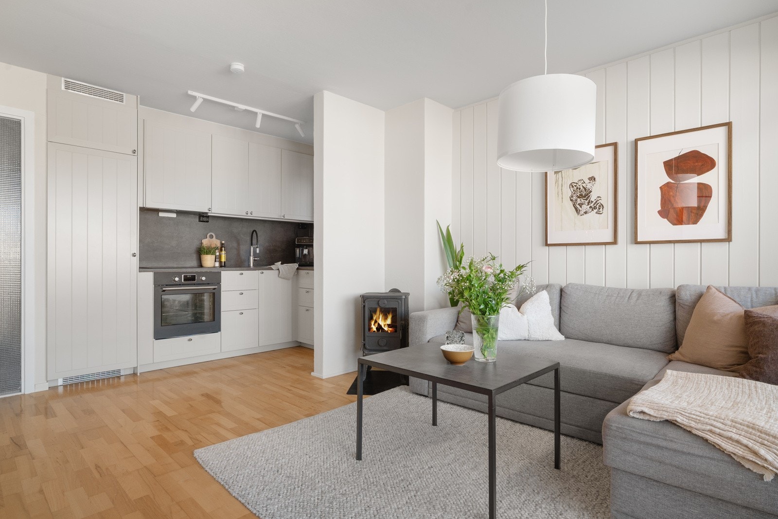 Stuens planløsning gir plass for både spisebord, sofagruppe og ytterligere møblering. Galleribilde