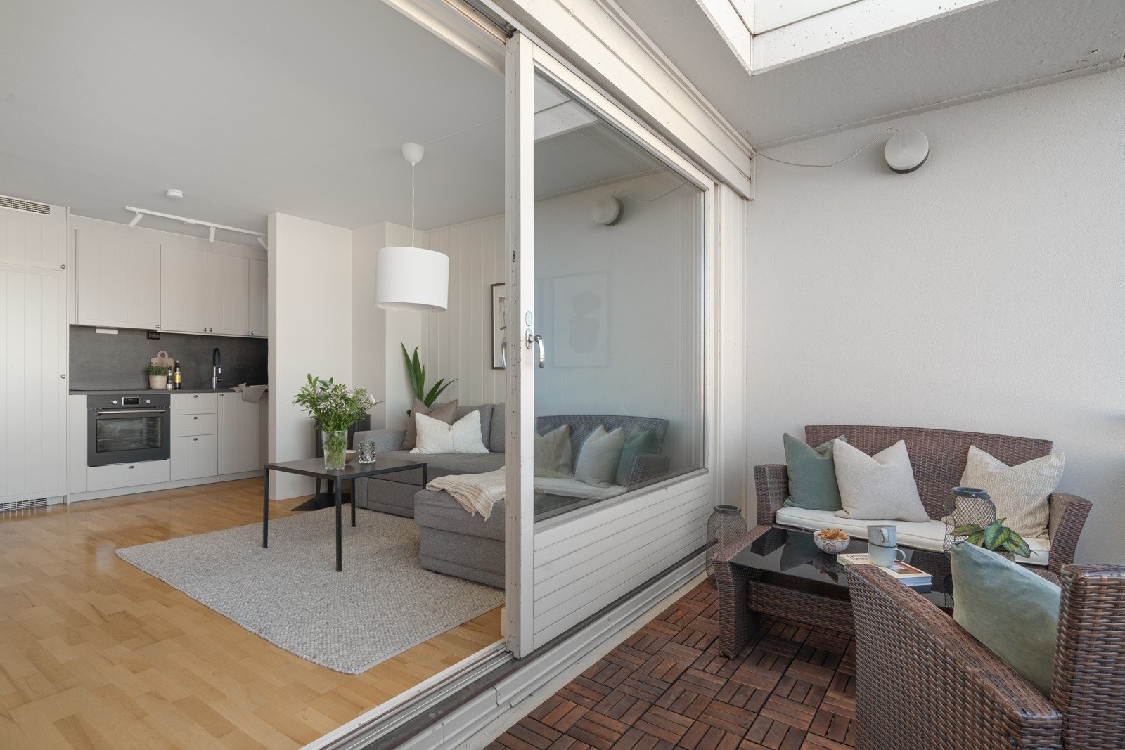 Fra stuen er det utgang til en romslig balkong via heve/skyvedør. Galleribilde