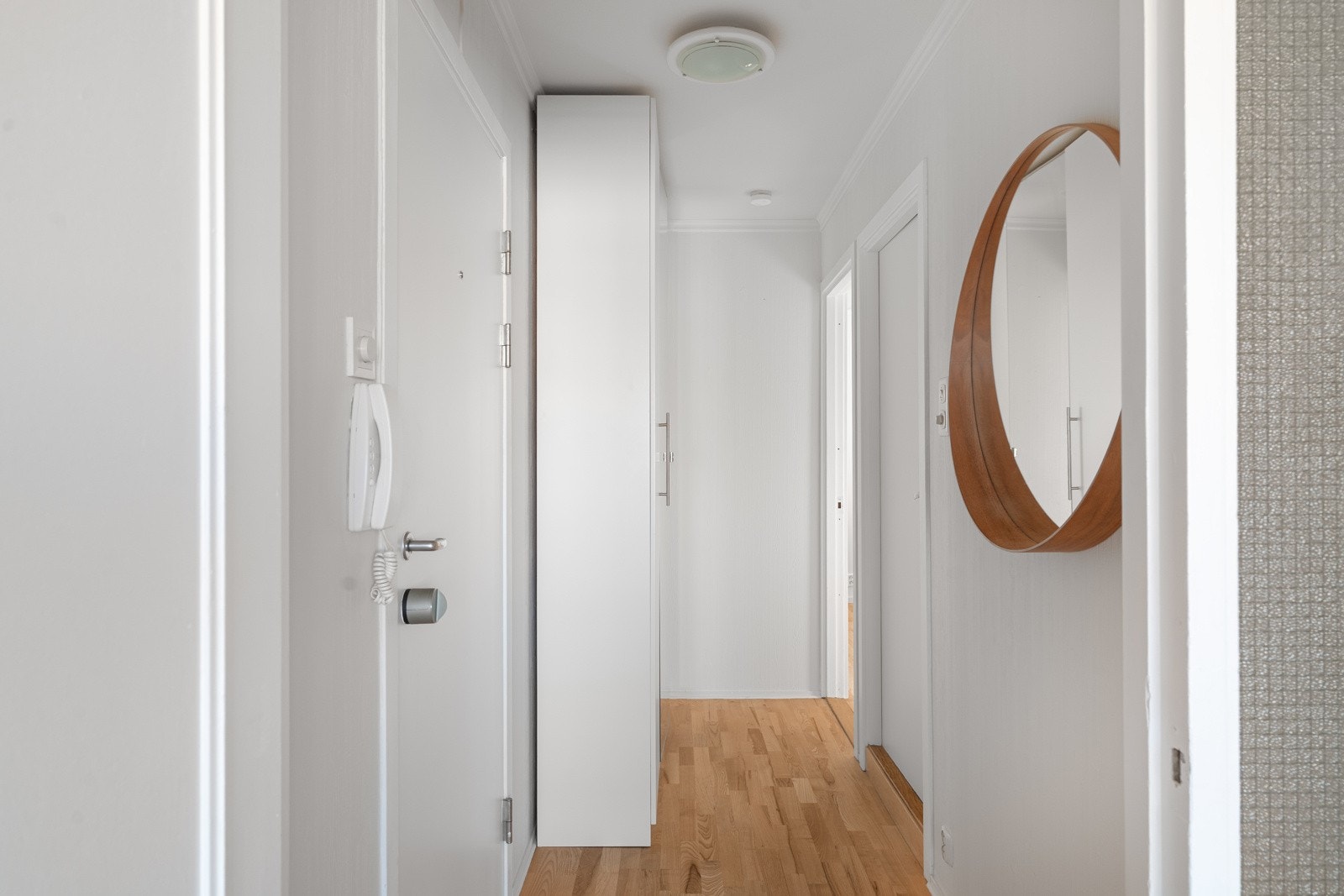 Man kommer inn i leiligheten via en lys og romslig entre/gang med muligheter for klesoppheng og skoskap. Galleribilde