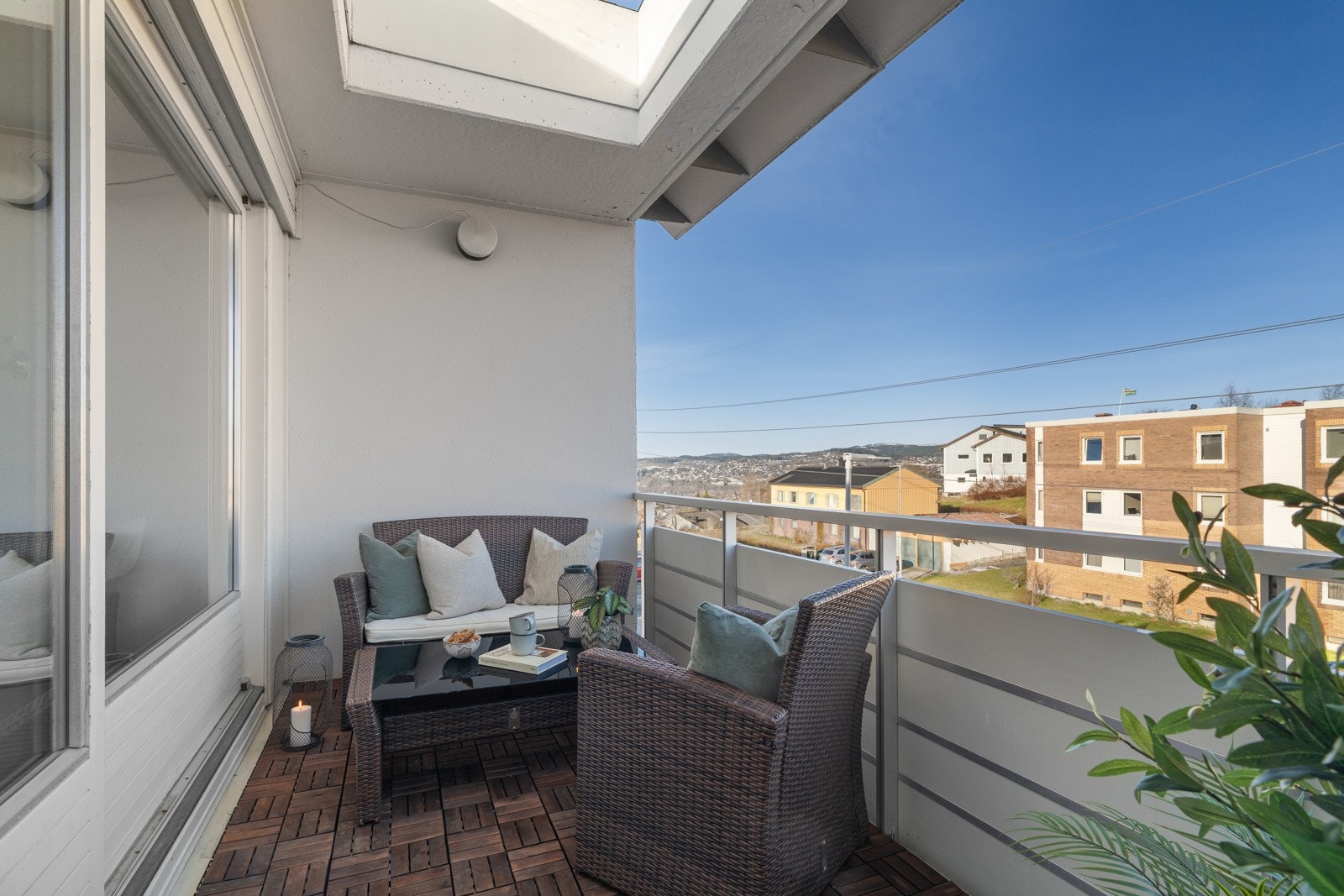 Leiligheten har en herlig og privat uteplass med gode solforhold. Balkongen er vendt mot nordvest, og man har solen fra ettermiddag til sen kveld. Galleribilde
