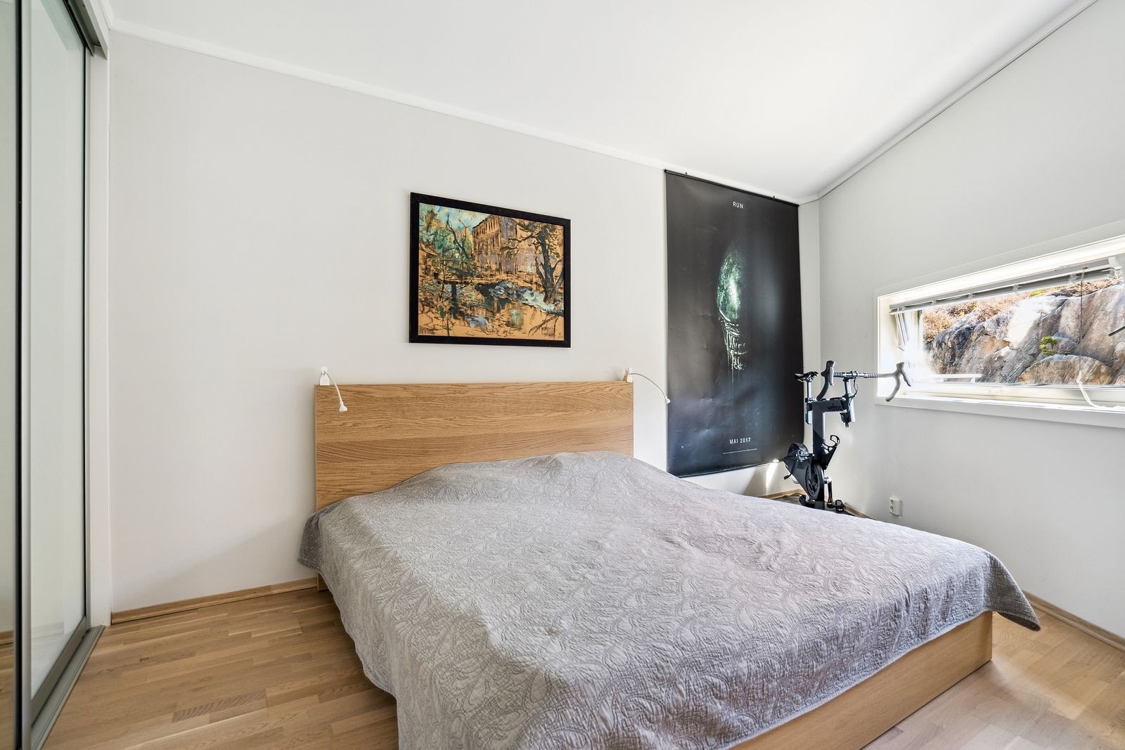 Soverom med skyvedørsgarderobe Galleribilde