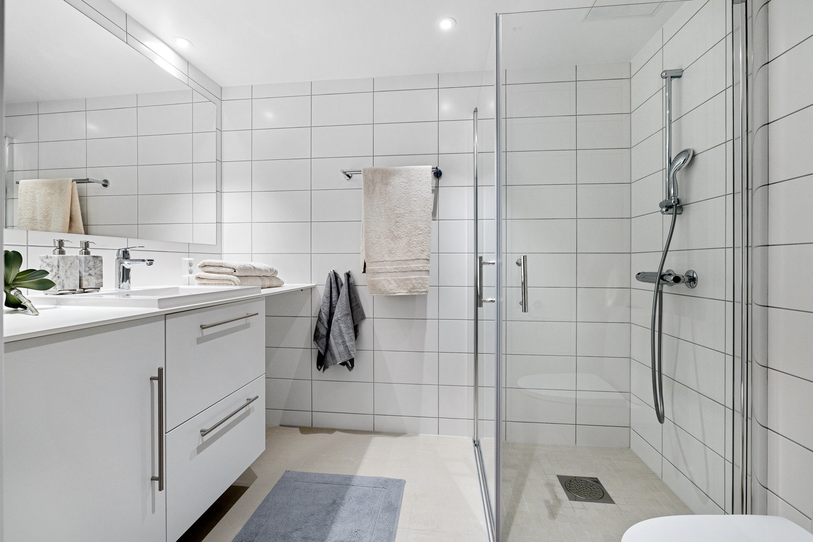 Pent flislagt bad med vannbåren varme i gulv. Opplegg for vaskemaskin Galleribilde