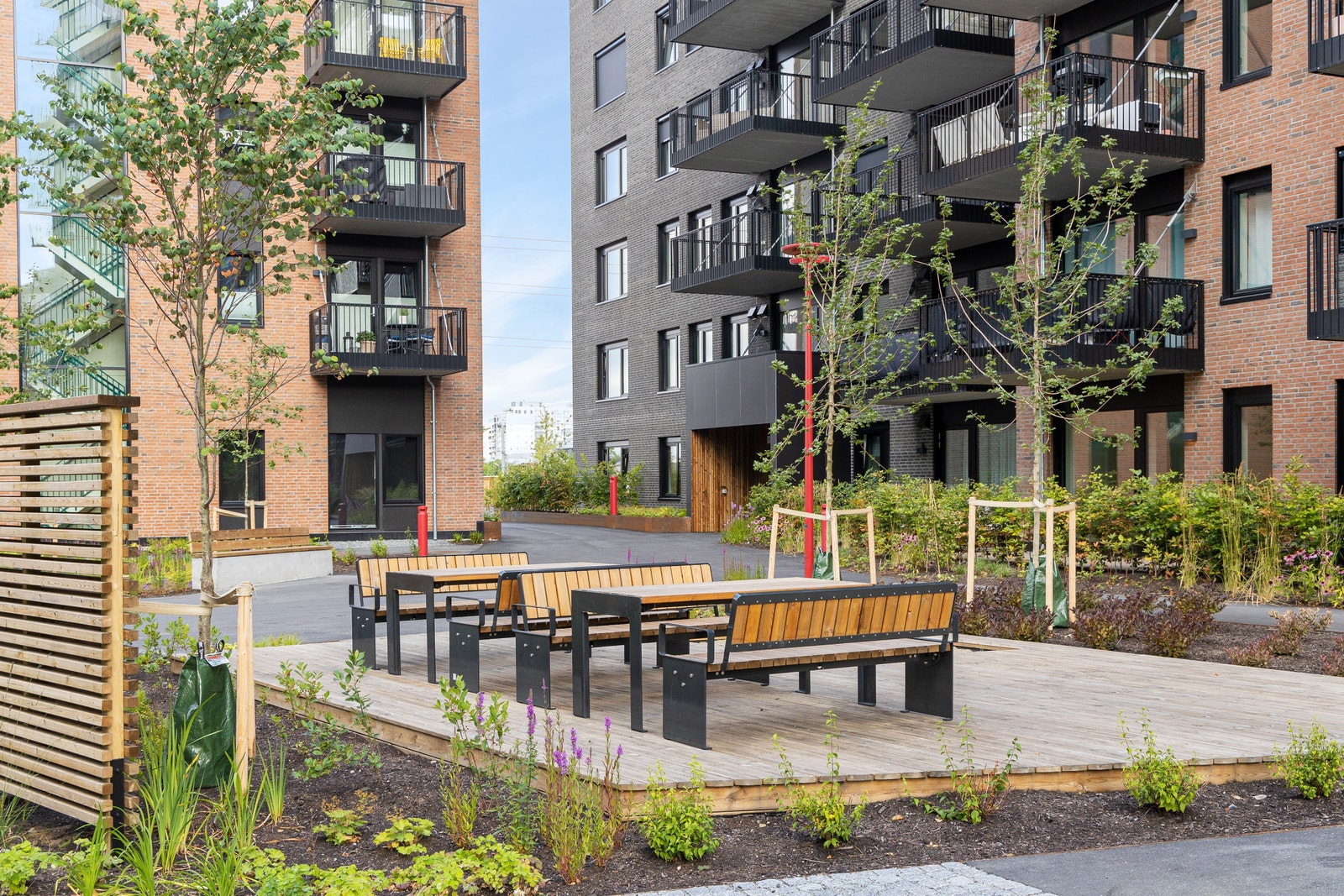 Uteområde med sitteplasser og beplantning Galleribilde