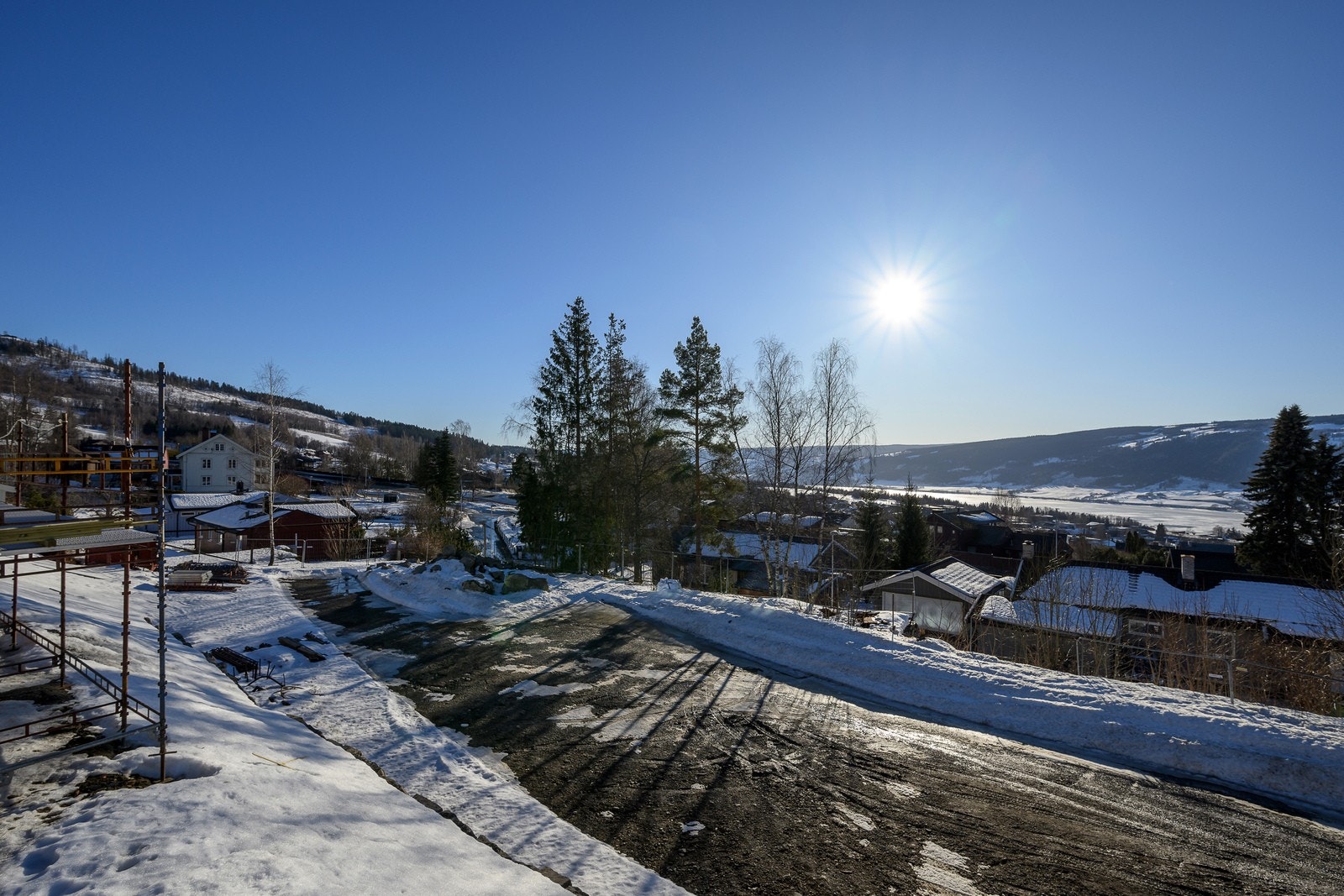Fra den sørvestvendte eiendommen har man en stor utsiktsradius Galleribilde