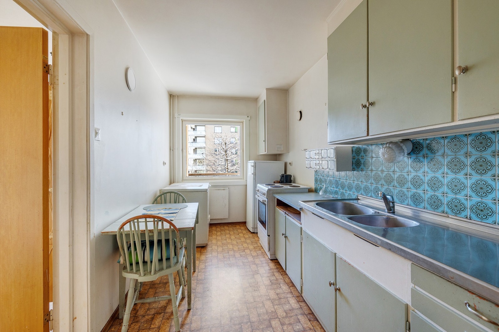 Separat kjøkken, noen i borettslaget har åpnet veggen mellom stuen og kjøkken Galleribilde