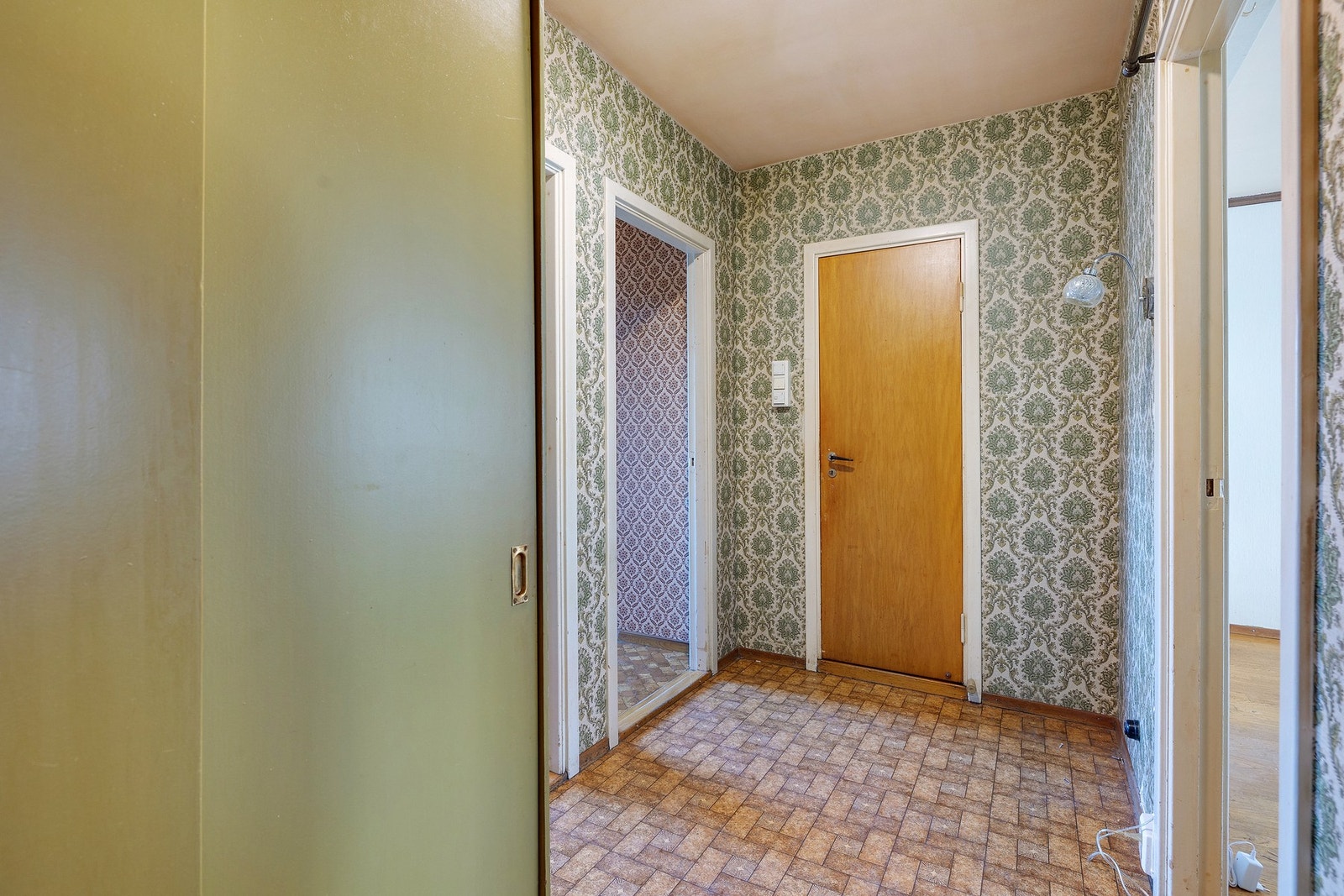 Velkommen til 60 tallet! fra entrè er det tilgang til begge soverom. bad/wc og stuen Galleribilde