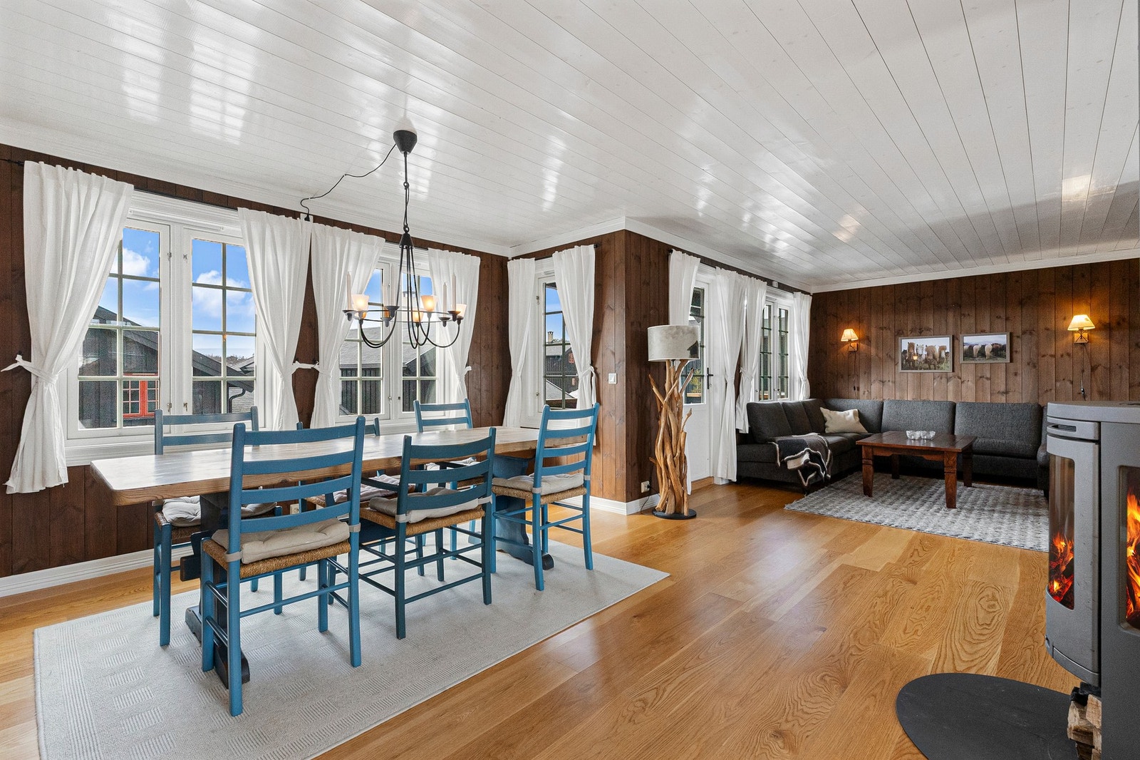 Hytta går over to plan og byr på fin planløsning Galleribilde