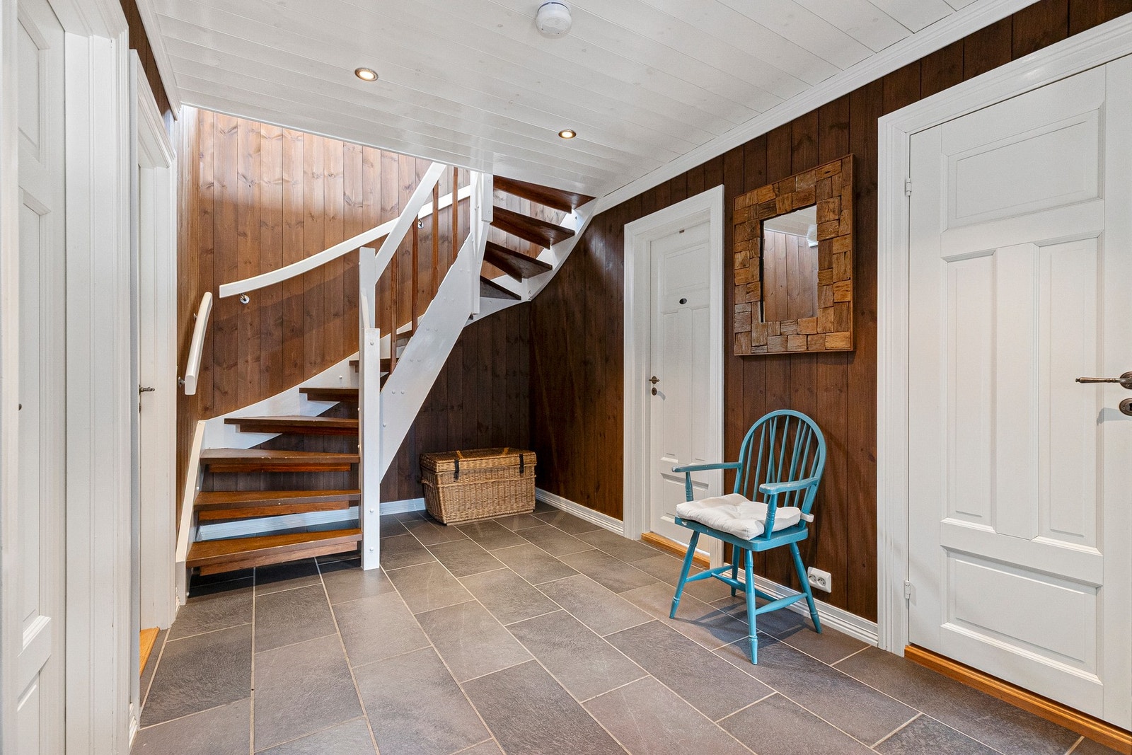 Gang med fliser og varmekabler. Arealet under trappen kan brukes til lekekrok eller plassbygge oppbevaring Galleribilde