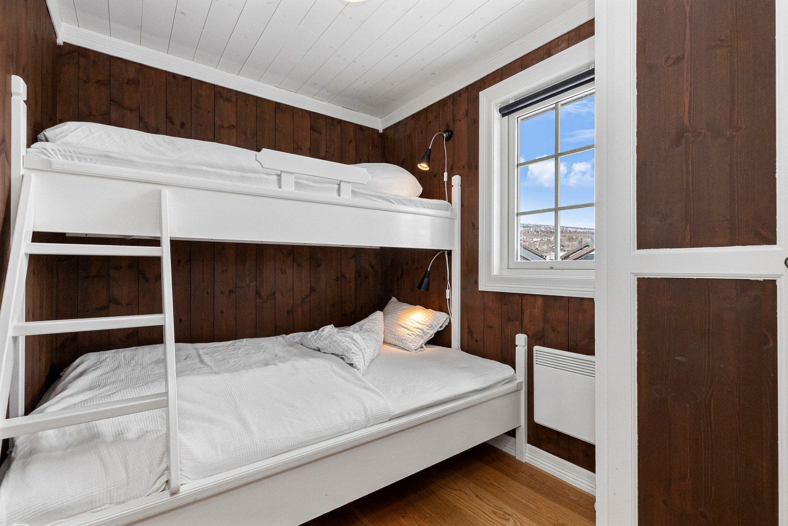 Soverom med familiekøye og skap Galleribilde