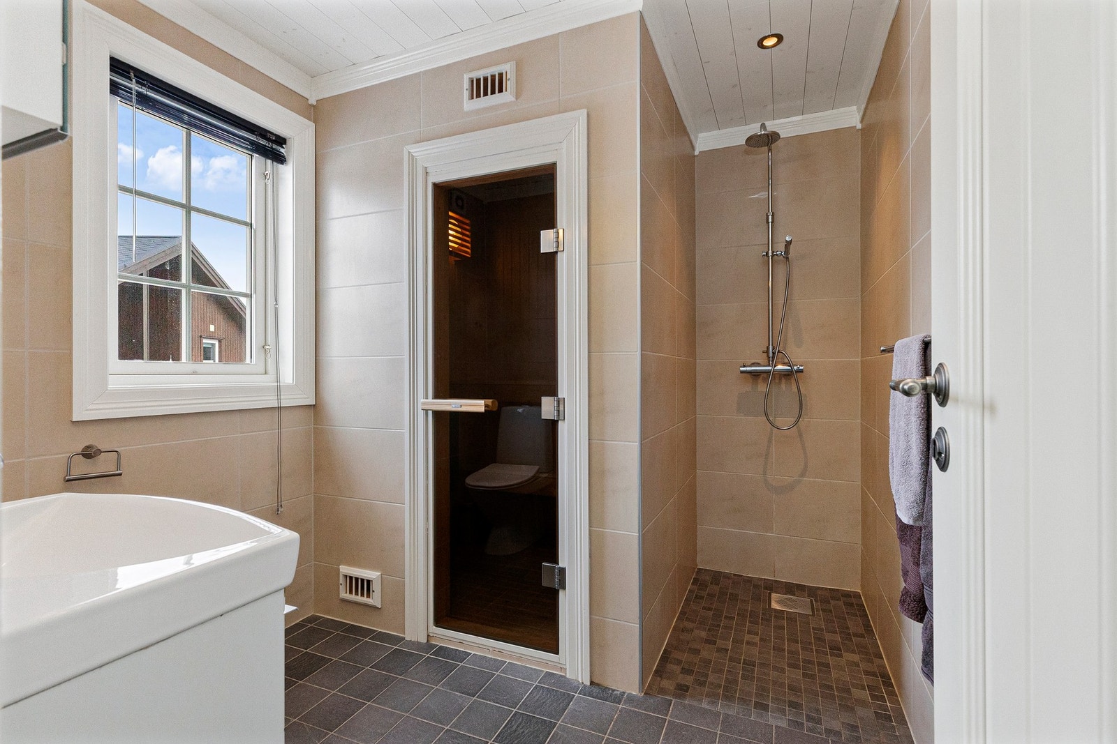 Nisje med regnfallsdusj.
Adkomst til badstue Galleribilde