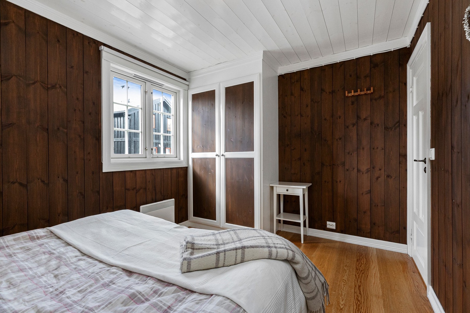 Plassbygde skap Galleribilde