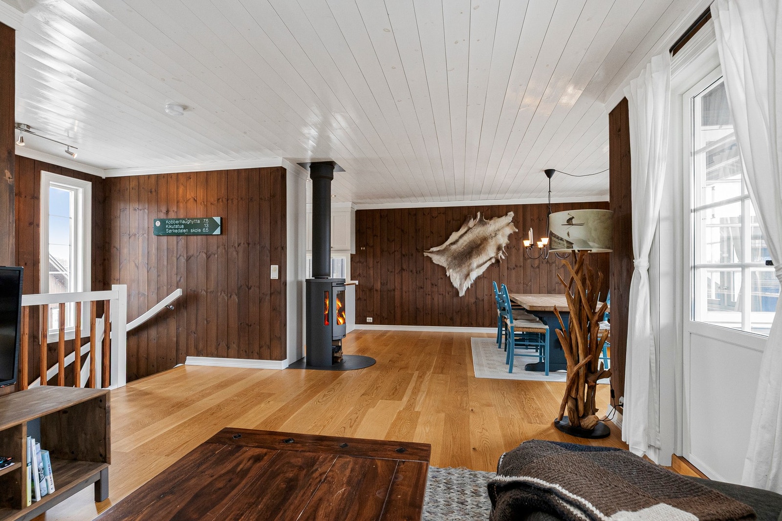 Overflater er behandlet i farger som kler hytta godt og gir en lun atmosfære Galleribilde