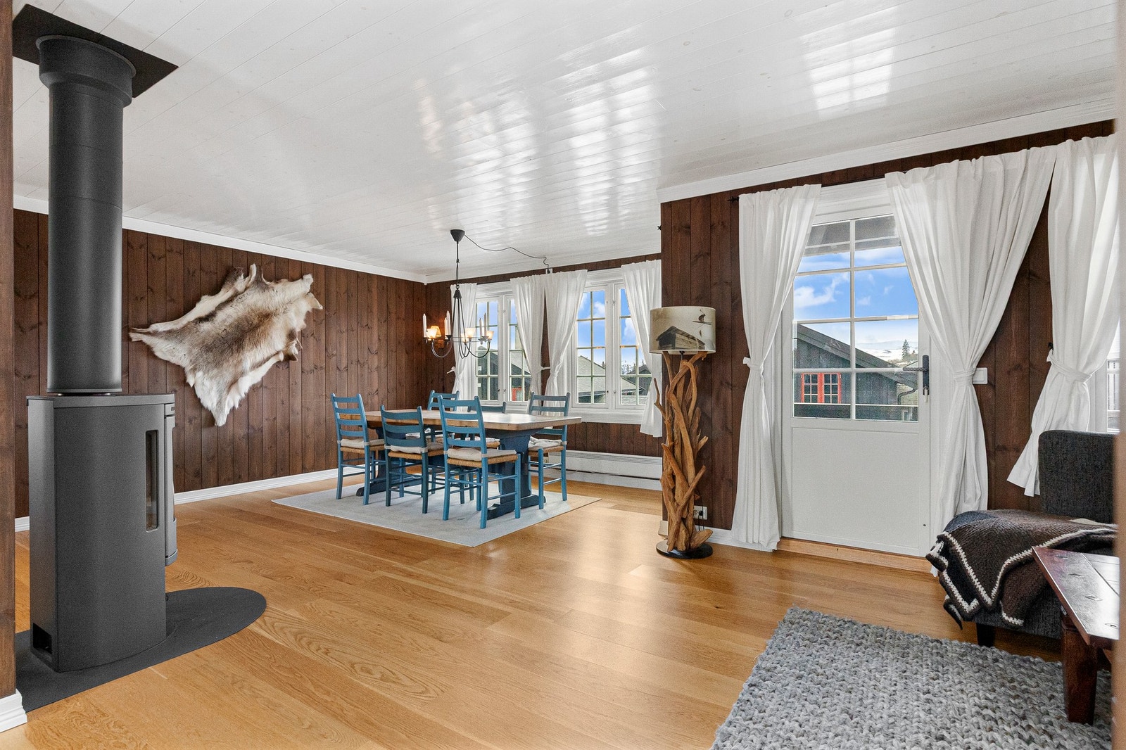 Store vindusflater gir gode lysforhold. Utgang til overbygget balkong på ca. 8 kvm Galleribilde