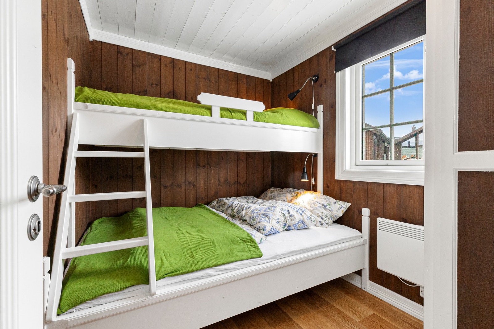 Soverommet i 1. etasje er innredet med familiekøye og skap. Rommet kan også være ypperlig som TV-stue eller lekerom Galleribilde