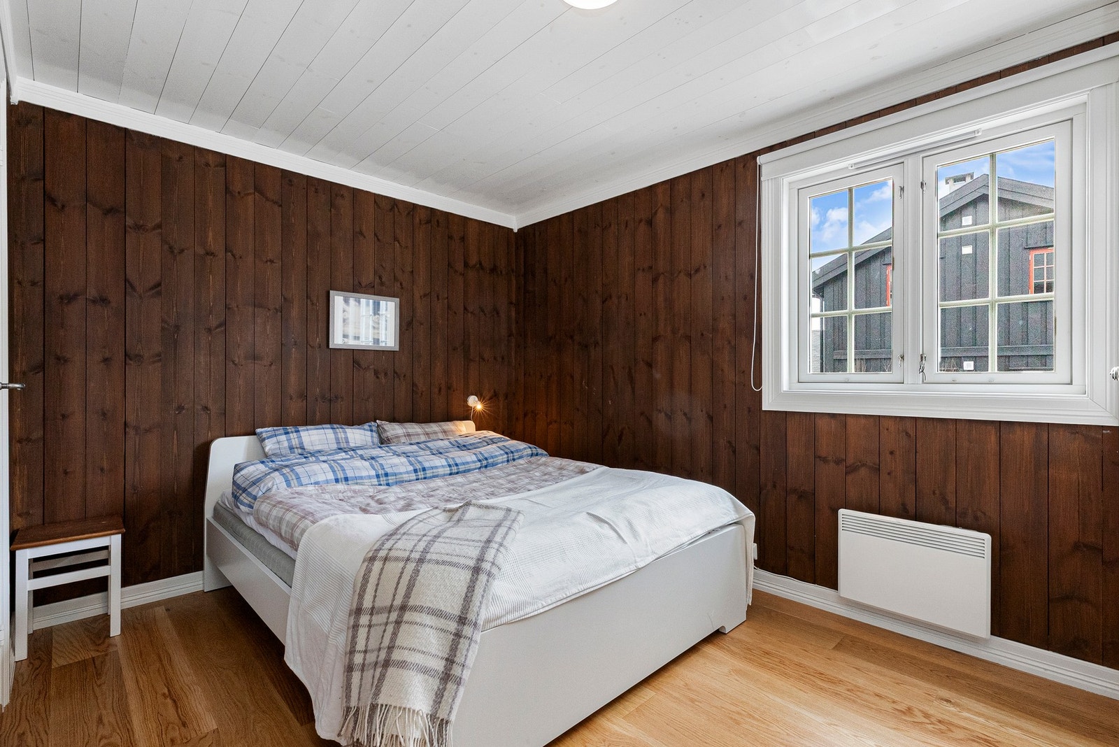 Romslig soverom med god plass til dobbeltseng Galleribilde