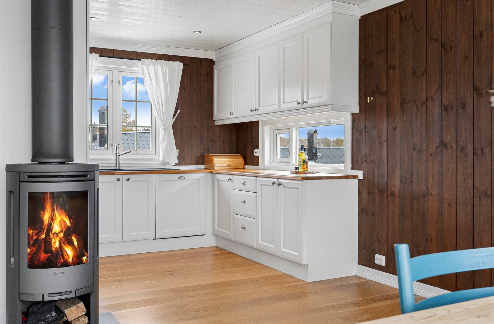 Kjøkkeninnredning i heltre hvor frontene ble frisket opp vinteren 2023 Galleribilde