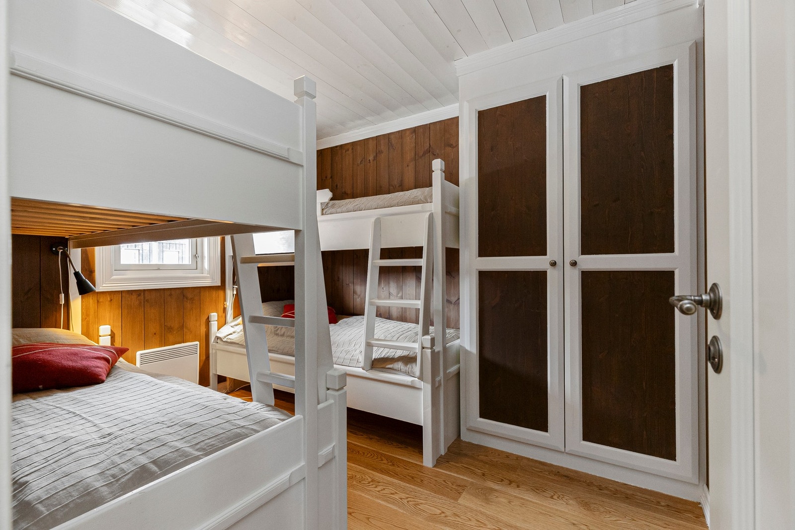 Soverom med køyer og skap Galleribilde