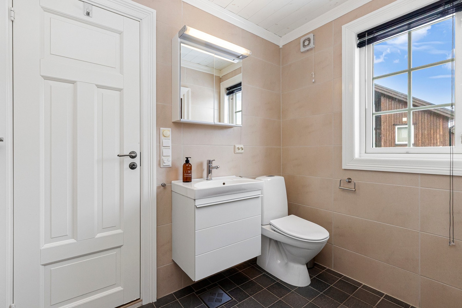 Hoved bad med fliser på vegg og gulv Galleribilde