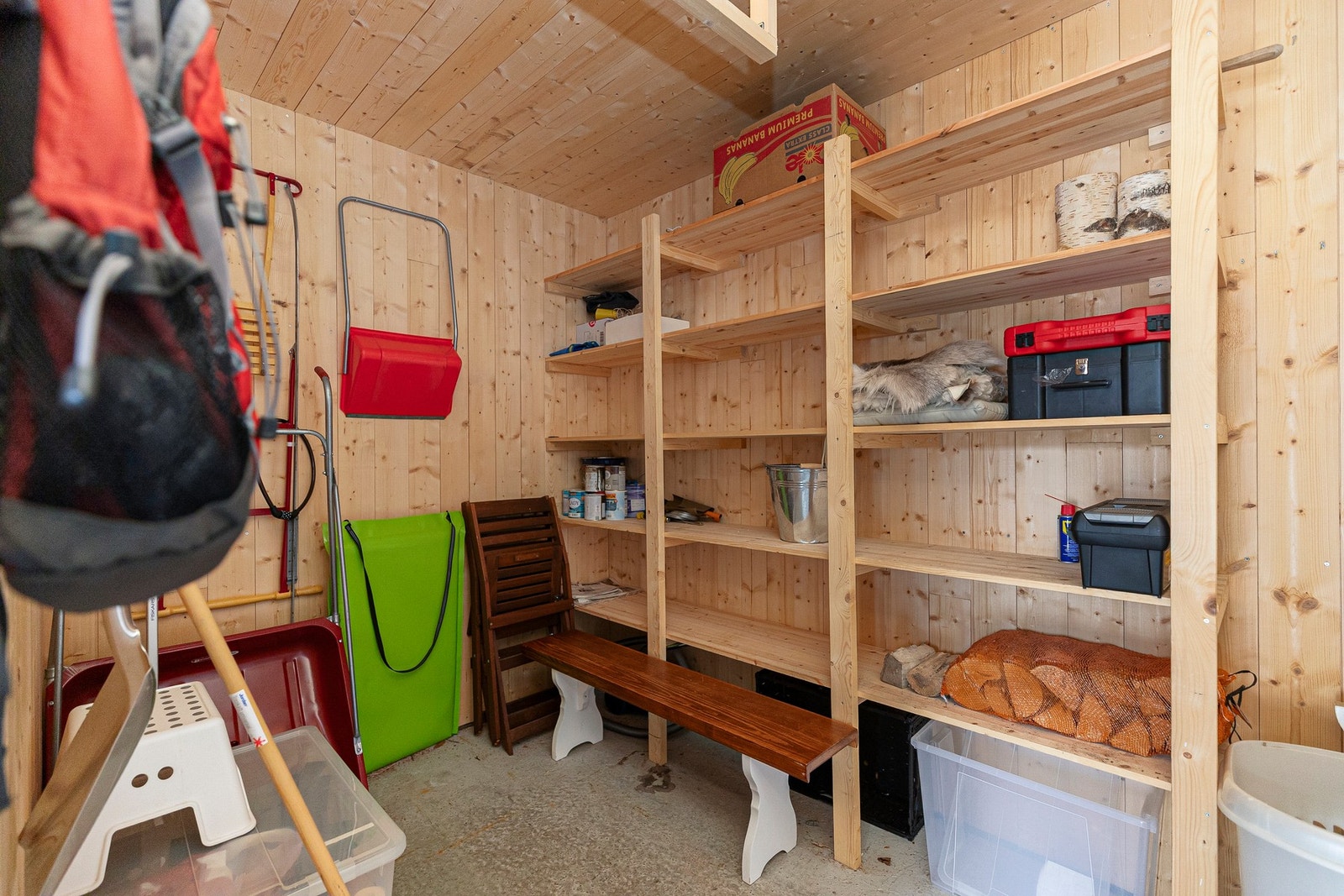 Isolert bod med adkomst fra carport. God plass til ved og utstyr Galleribilde