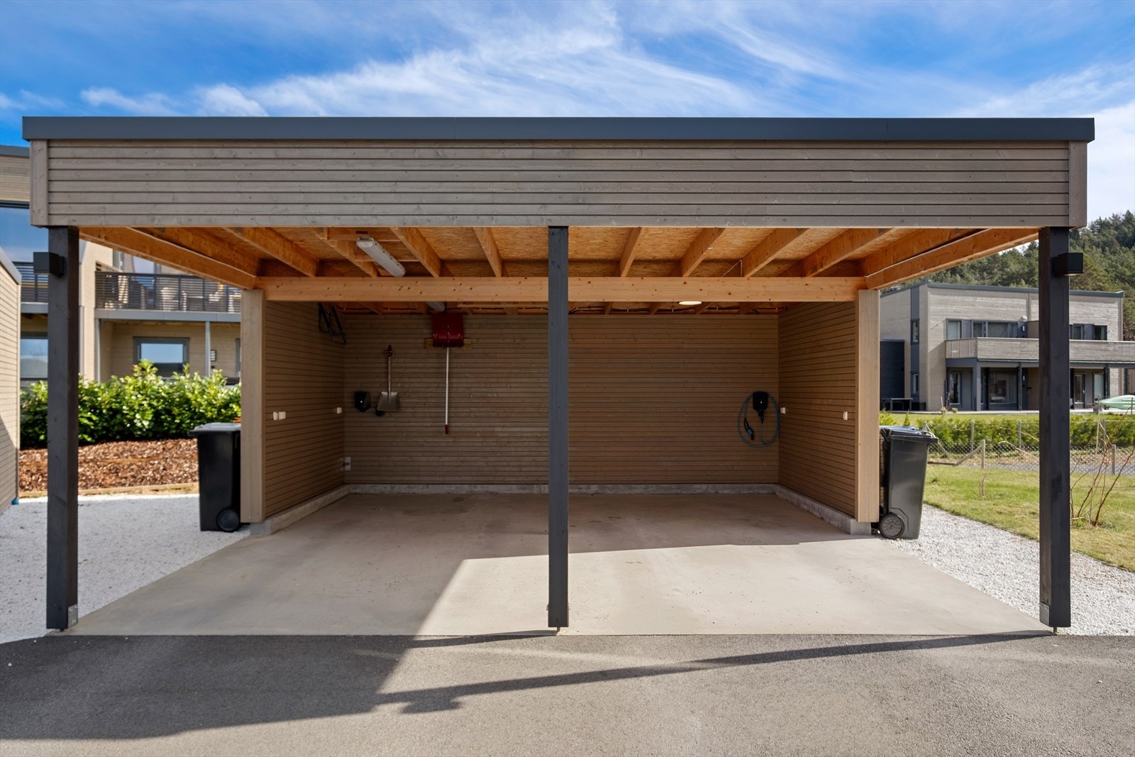 Carport med el-billader. Galleribilde
