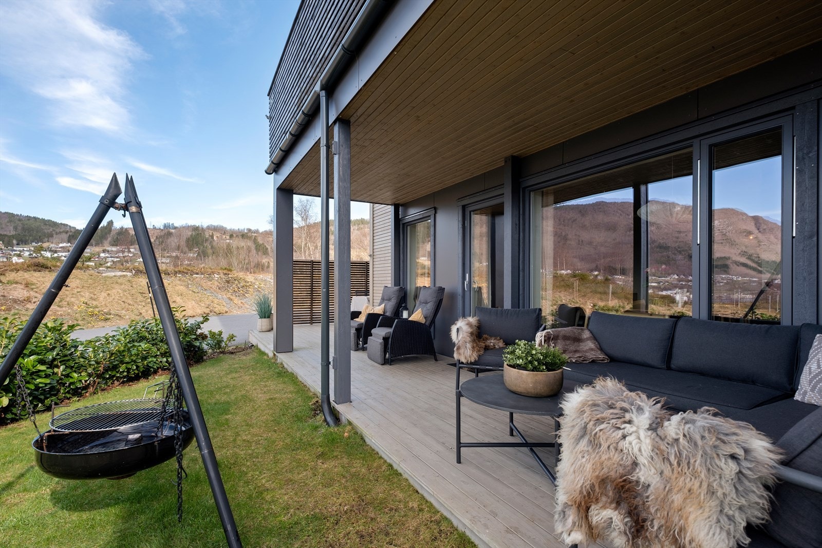 Terrasse med overbygget del og åpen del med spilevegg. Galleribilde