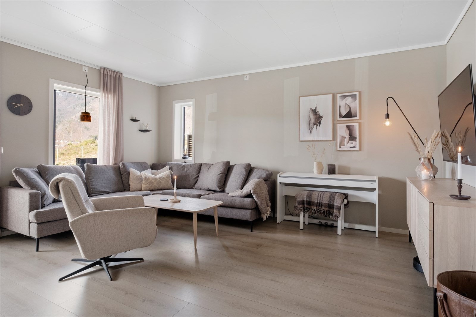 God plass til sofagruppe på stue. Galleribilde