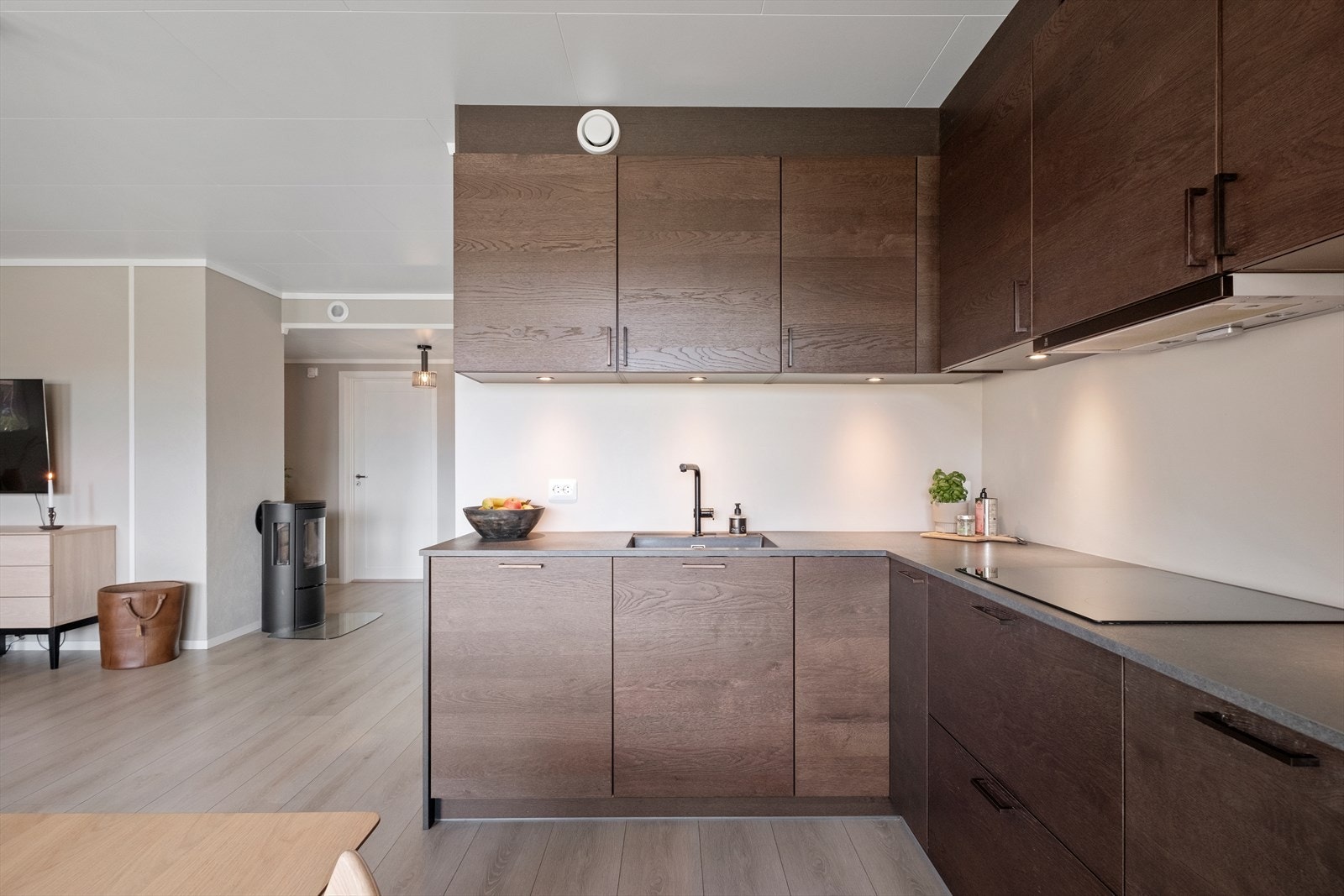 Det er integrert kjøl/fryseskap, oppvaskmaskin,
induksjonstopp, micro og stekeovn. Galleribilde