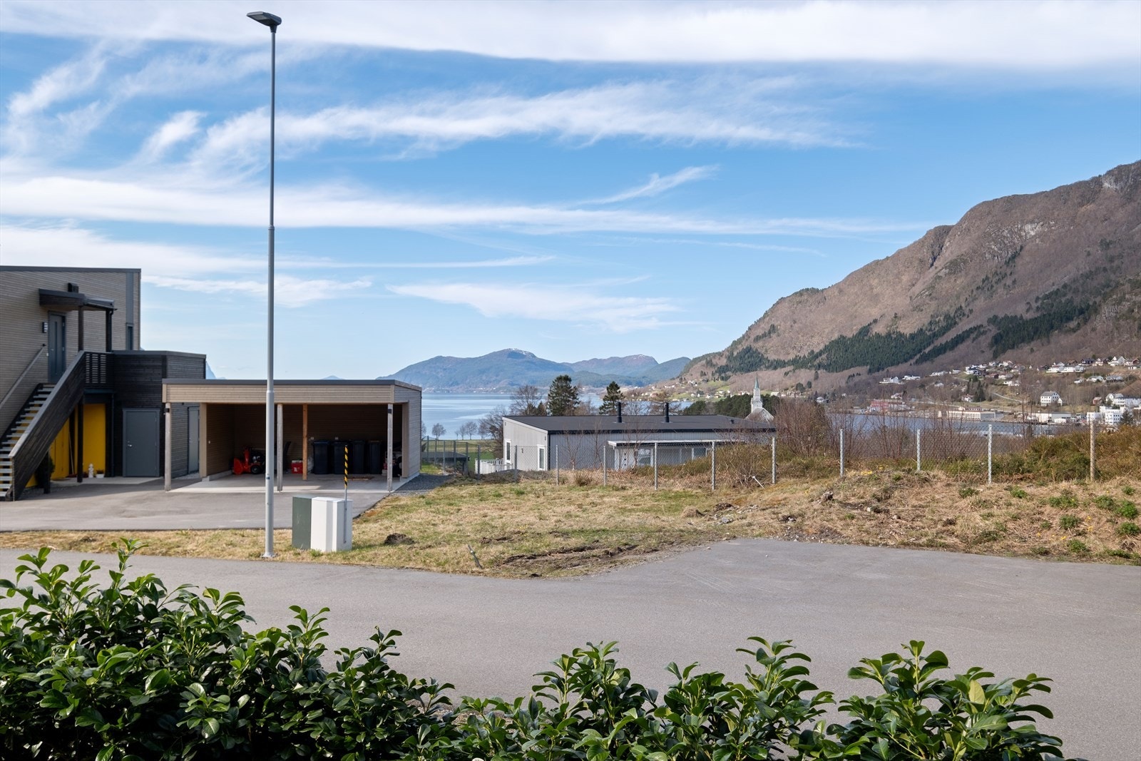 Flott utsikt vestover mot Ørskogvika. Galleribilde